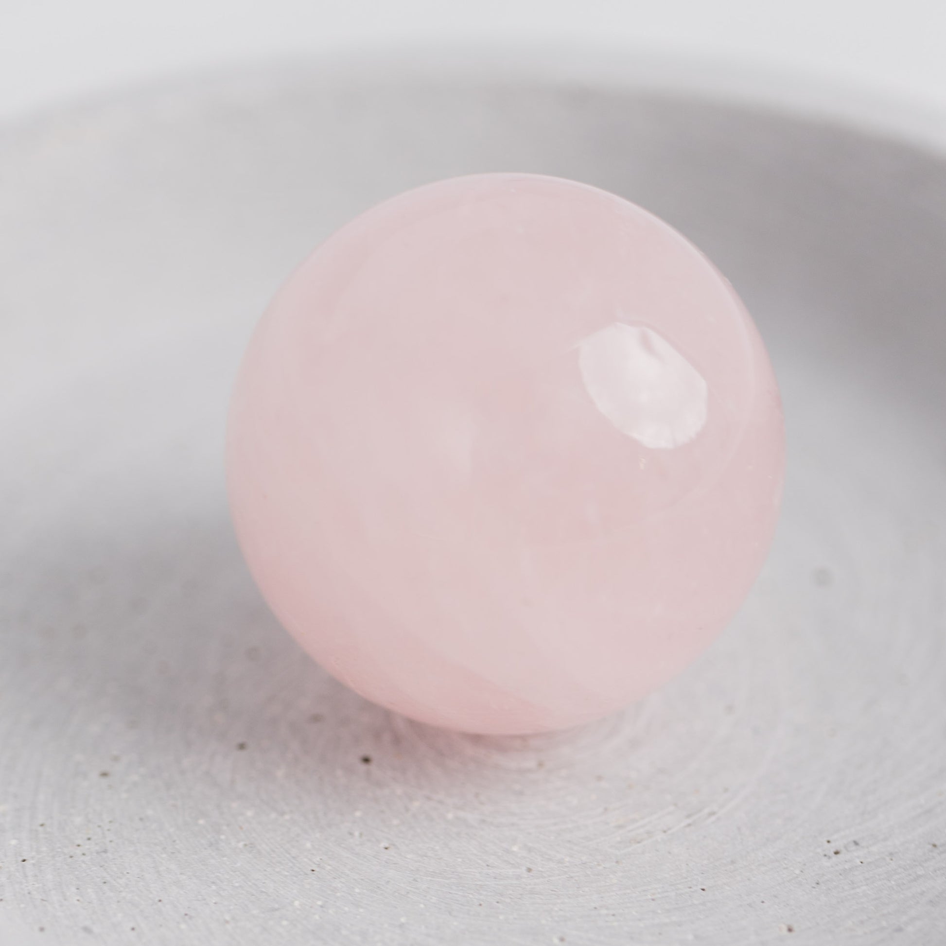 Rosenquarz Kugel – Edelstein-Kristall für Liebe, Harmonie & Herzöffnung. Ideal als Deko & Heilstein.