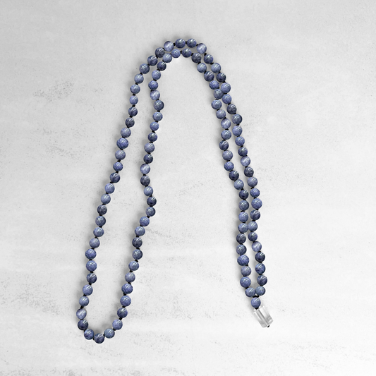 Handgefertigte Saphir Mala der Royal Edition – Edelstein-Schmuck für Klarheit, Intuition und innere Weisheit von Moonlight Edelsteine.