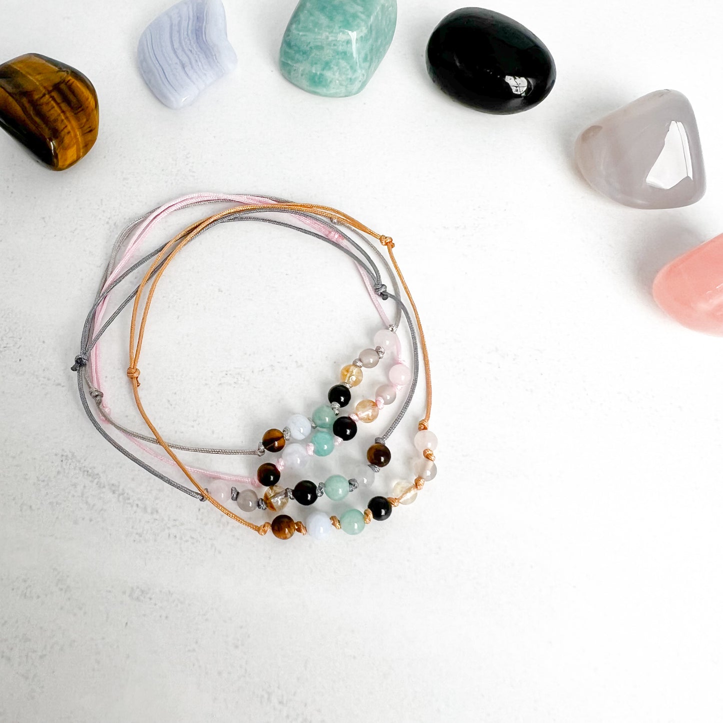 Schulbegleiter Armband für Kinder – handgefertigt auf Nylonband mit 7 Edelsteinen: Tigerauge, Chalcedon, Amazonit, Turmalin, Citrin, Achat & Rosenquarz. Unterstützt Fokus, Selbstvertrauen, Schutz & Freude im Schulalltag