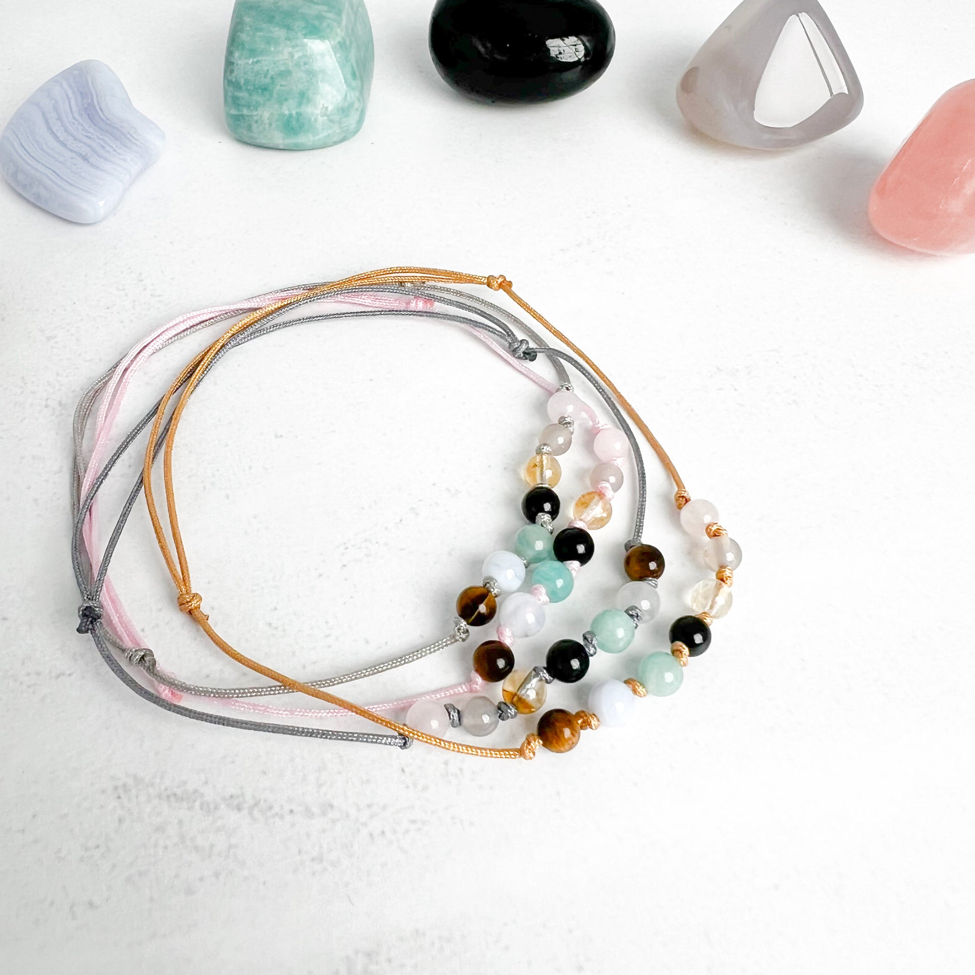 Schulbegleiter Armband für Kinder – handgefertigt auf Nylonband mit 7 Edelsteinen: Tigerauge, Chalcedon, Amazonit, Turmalin, Citrin, Achat & Rosenquarz. Unterstützt Fokus, Selbstvertrauen, Schutz & Freude im Schulalltag.