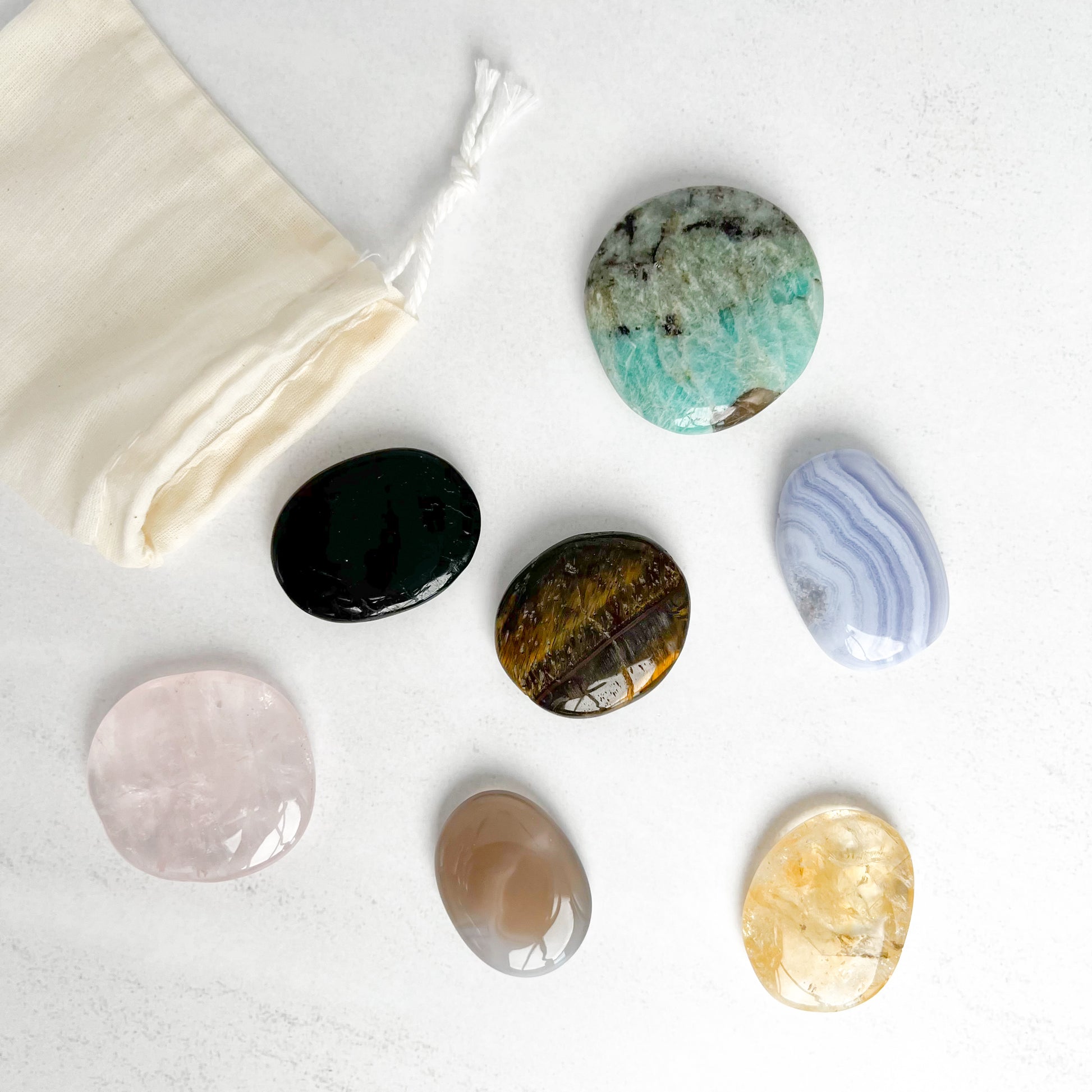 Flachsteine Set Schulbegleiter von Moonlight – 7 ausgewählte Edelsteine für Kinder, die im Schulalltag Halt, Fokus, Schutz und Selbstvertrauen schenken.