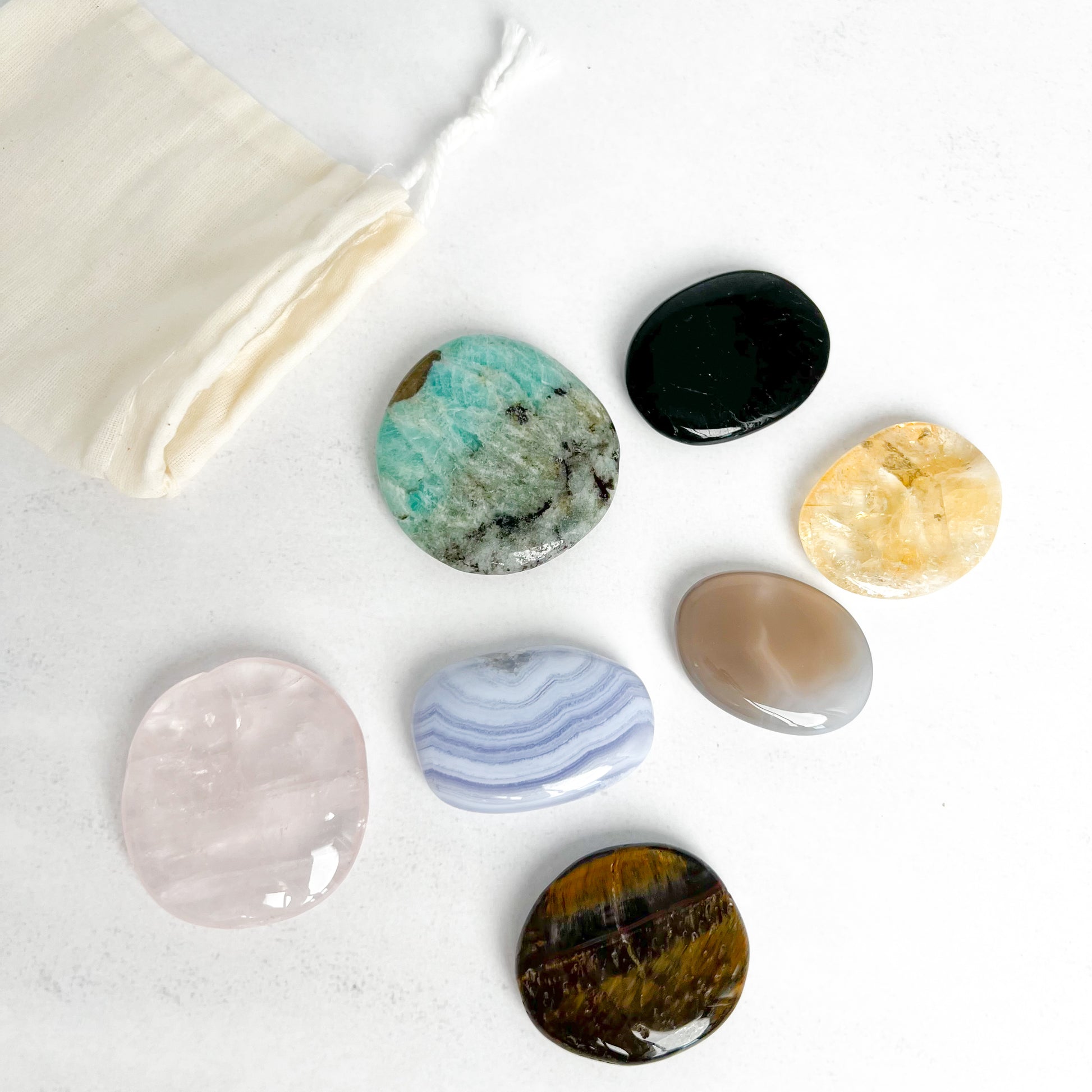 Flachsteine Set Schulbegleiter von Moonlight – 7 ausgewählte Edelsteine für Kinder, die im Schulalltag Halt, Fokus, Schutz und Selbstvertrauen schenken.
