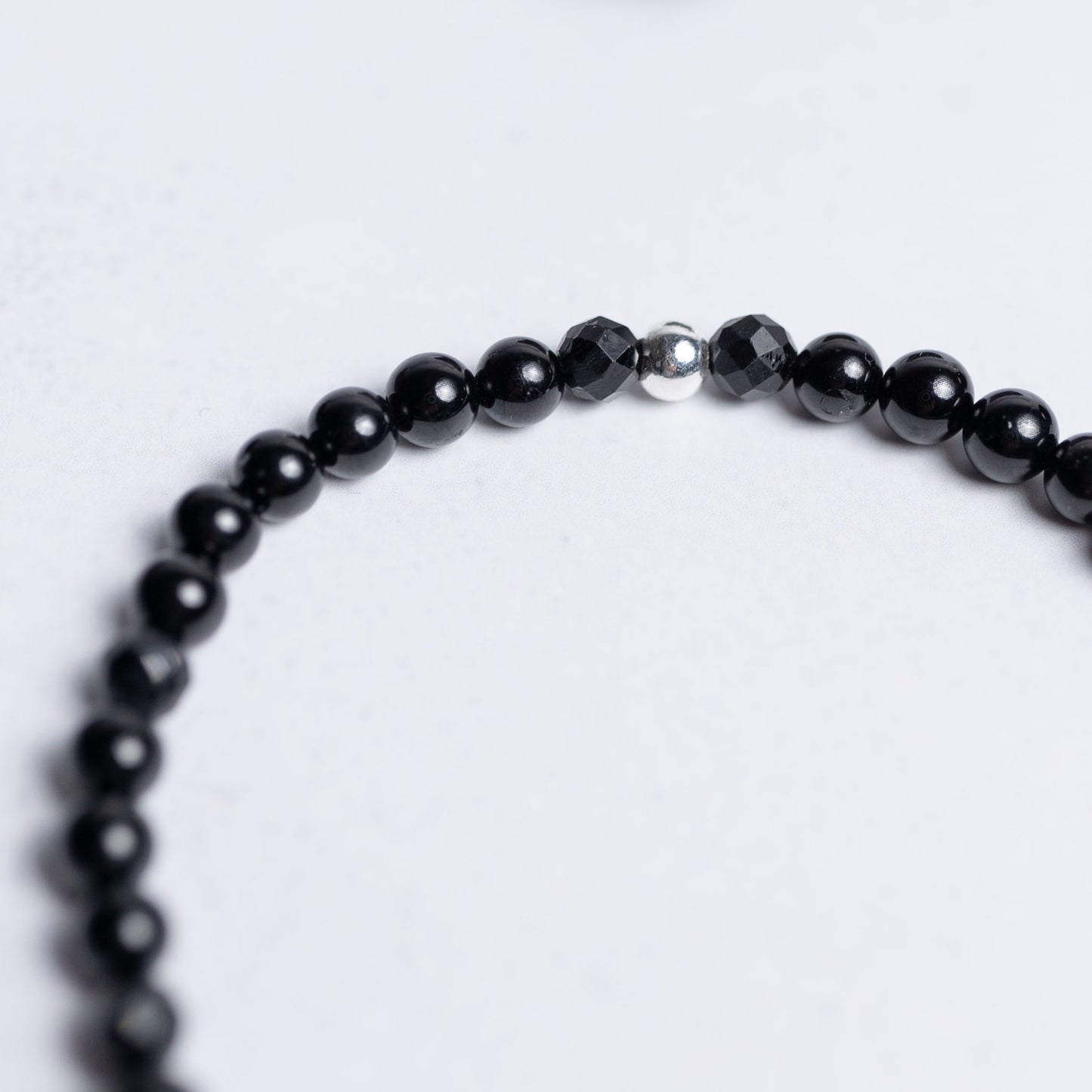 Schutz Armband mit 4mm schwarzen Turmalin Perlen – feiner, handgefertigter Edelsteinschmuck von Moonlight