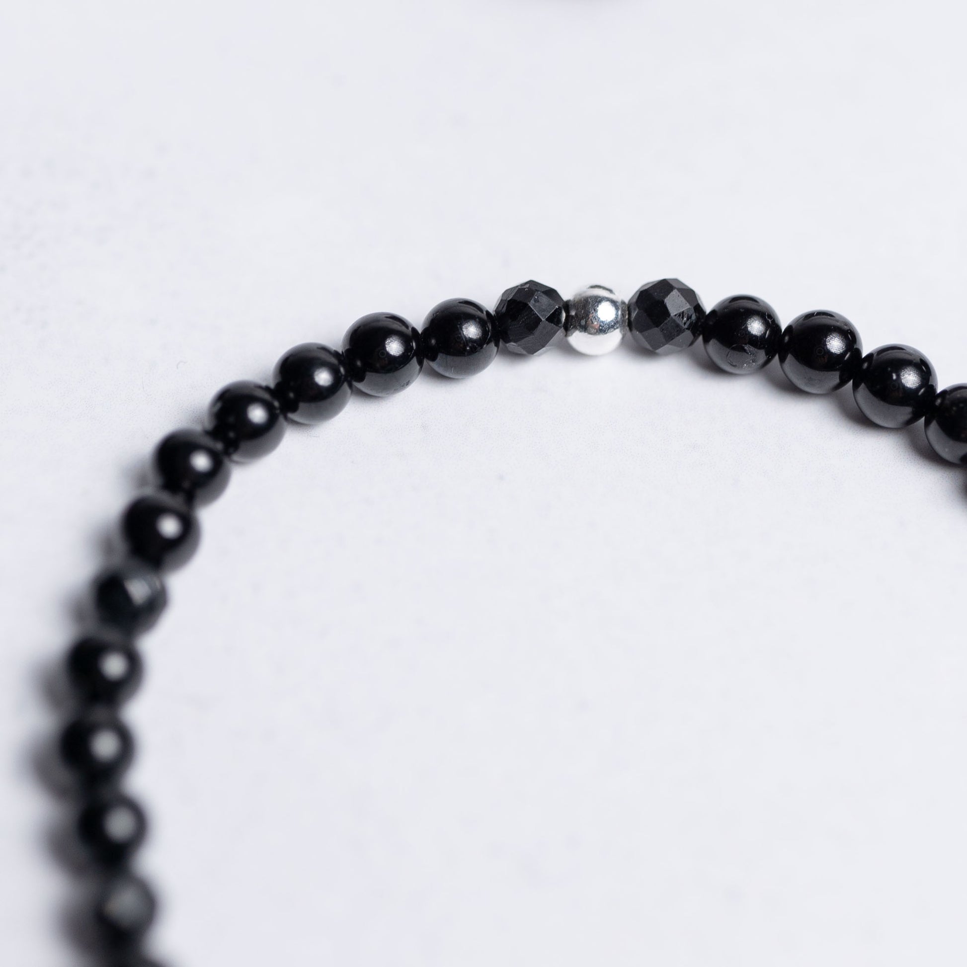 Schutz Armband mit 4mm schwarzen Turmalin Perlen – feiner, handgefertigter Edelsteinschmuck von Moonlight