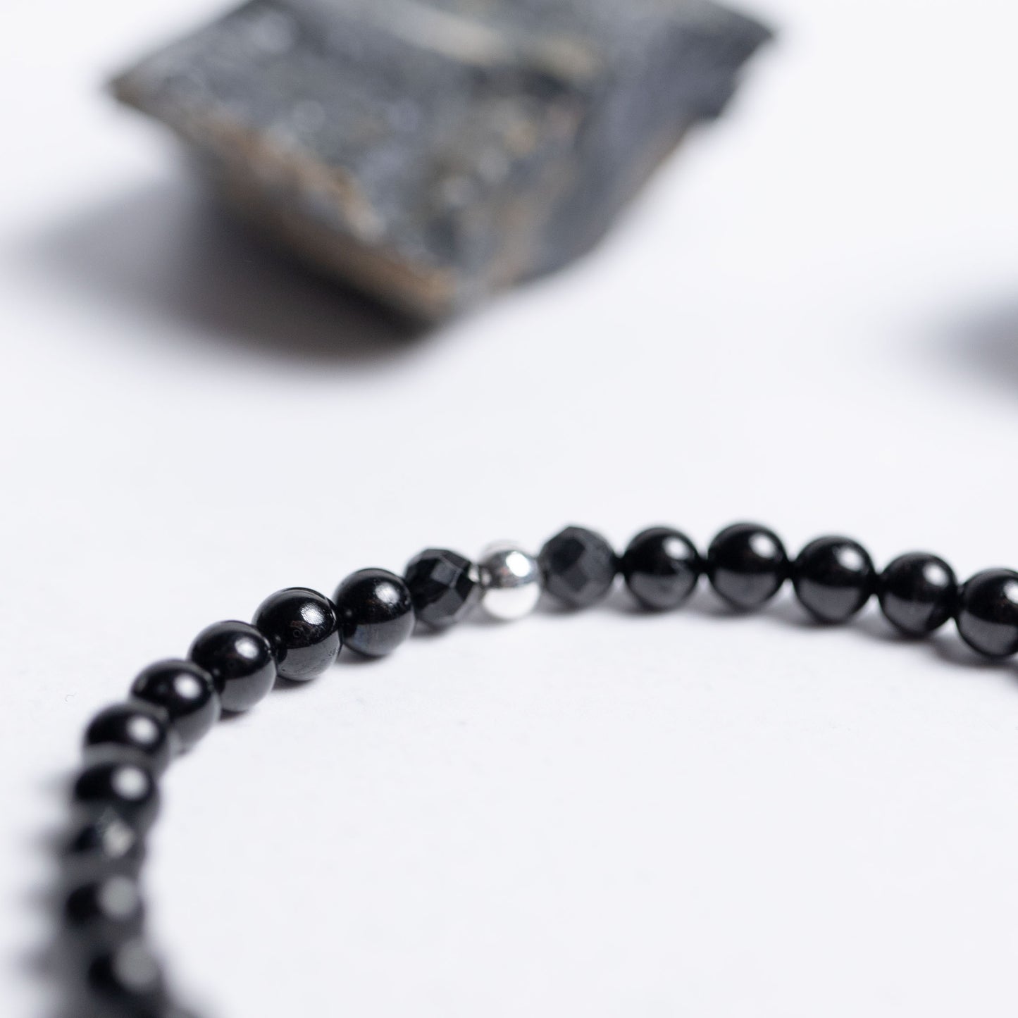 Schutz Armband mit 4mm schwarzen Turmalin Perlen – feiner, handgefertigter Edelsteinschmuck von Moonlight