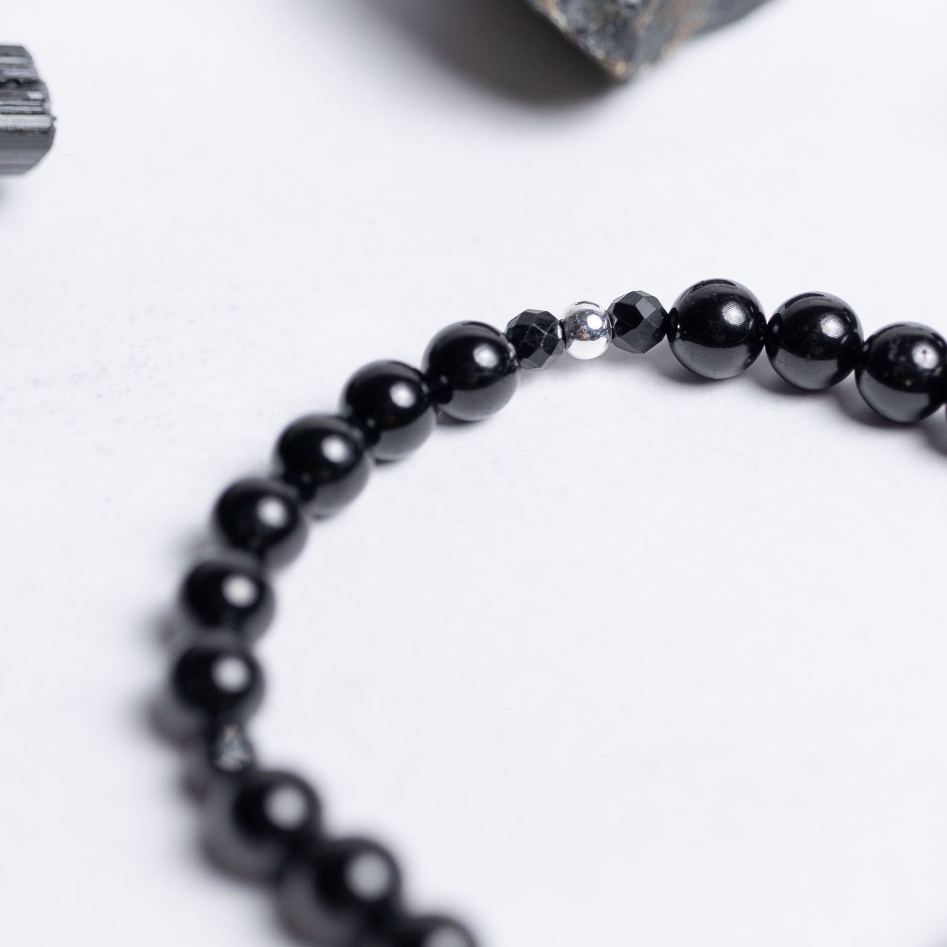 Schutz Armband mit 6mm schwarzen Turmalin Perlen – handgefertigt von Moonlight Edelsteine