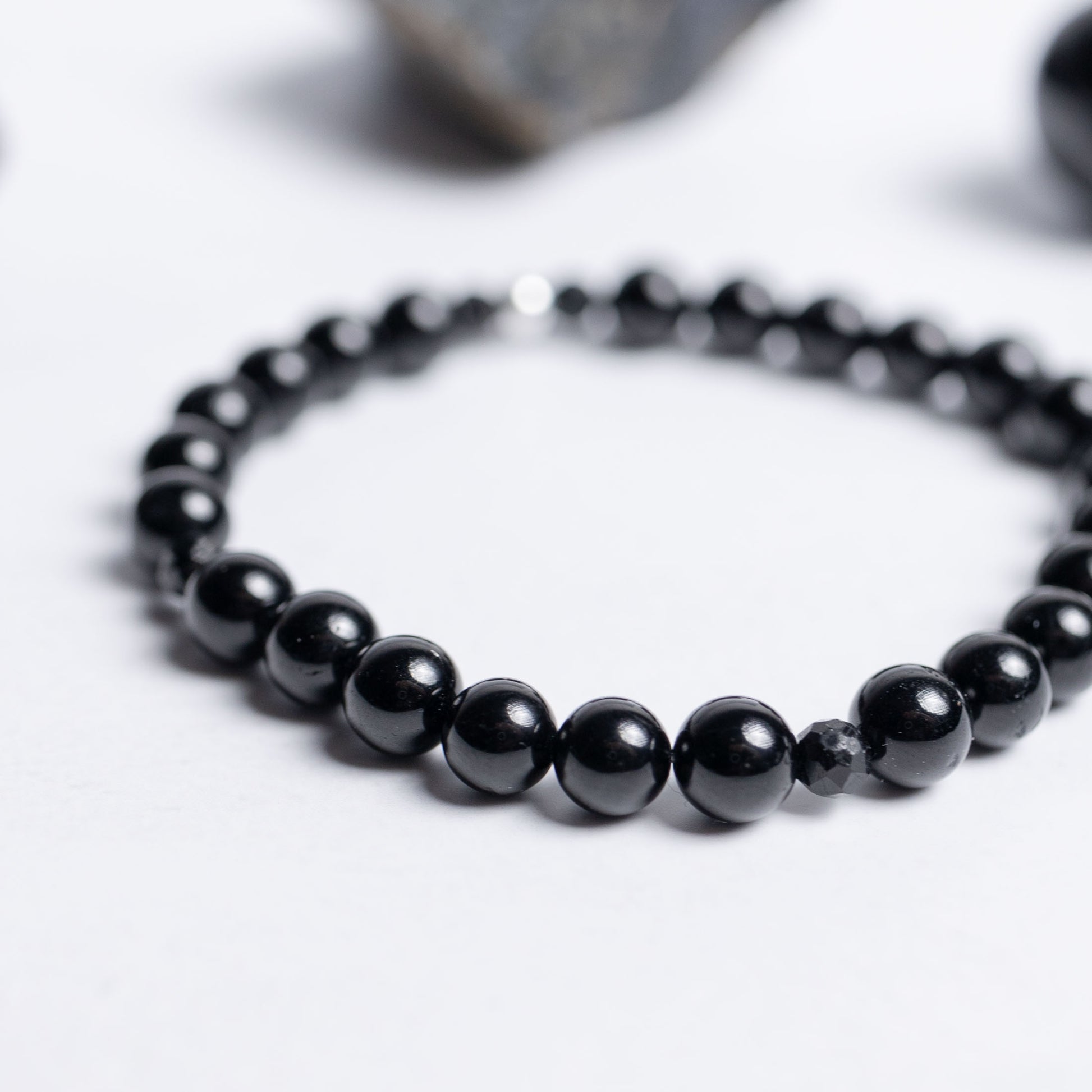 Schutz Armband mit 6mm schwarzen Turmalin Perlen – handgefertigt von Moonlight Edelsteine