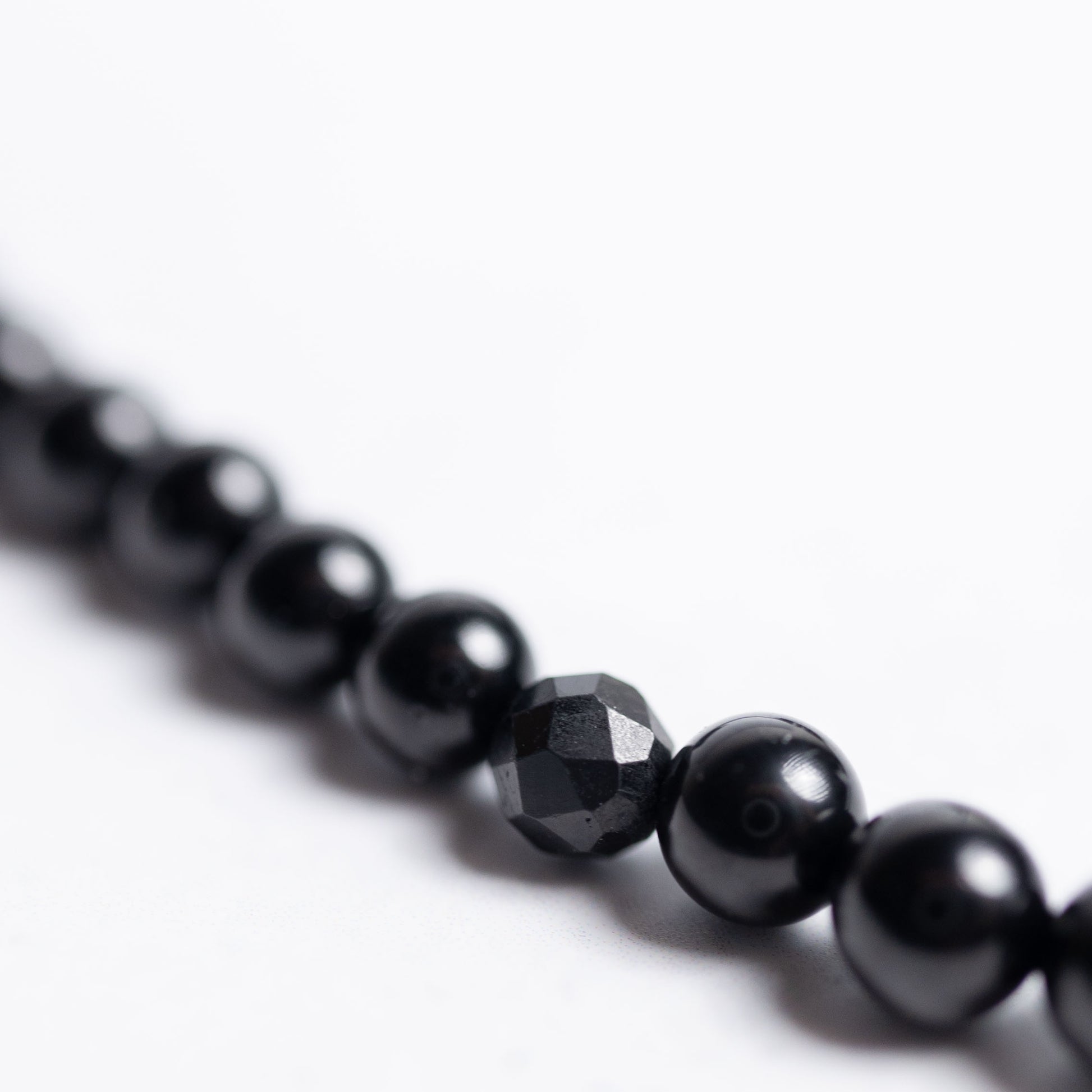 Handgefertigte Schutz Kette mit 4mm schwarzen Turmalin Perlen – Edelsteinschmuck von Moonlight