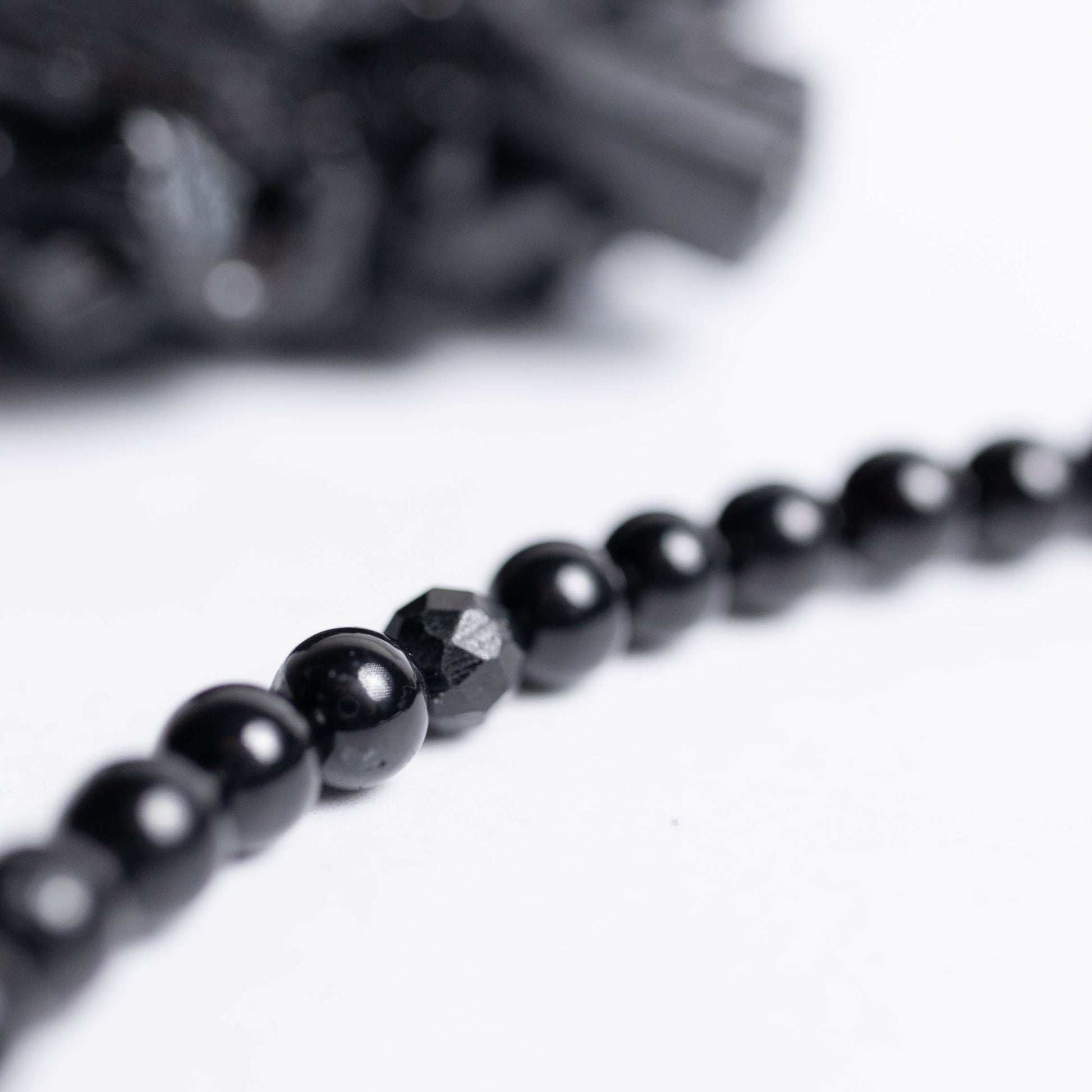 Handgefertigte Schutz Kette mit 4mm schwarzen Turmalin Perlen – Edelsteinschmuck von Moonlight