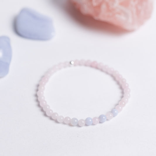 Selbstliebe Armband mit 4mm Perlen aus Rosenquarz und Chalcedon – filigraner Edelsteinschmuck für Herzöffnung und Balance