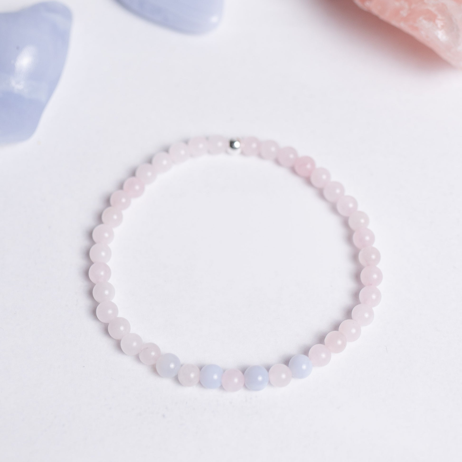 Selbstliebe Armband mit 4mm Perlen aus Rosenquarz und Chalcedon – filigraner Edelsteinschmuck für Herzöffnung und Balance