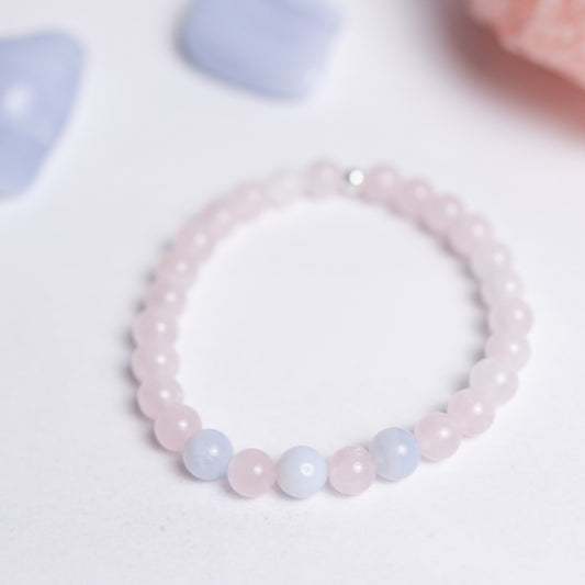 Selbstliebe Armband mit 6mm Perlen aus Rosenquarz und Chalcedon – Edelsteinschmuck für Mitgefühl und Harmonie