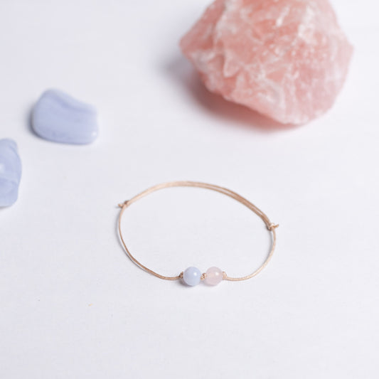 Selbstliebe Armband auf Nylonband mit je einer 6mm Perle aus Rosenquarz und Chalcedon – liebevoll handgefertigt, schlicht und voller Energie