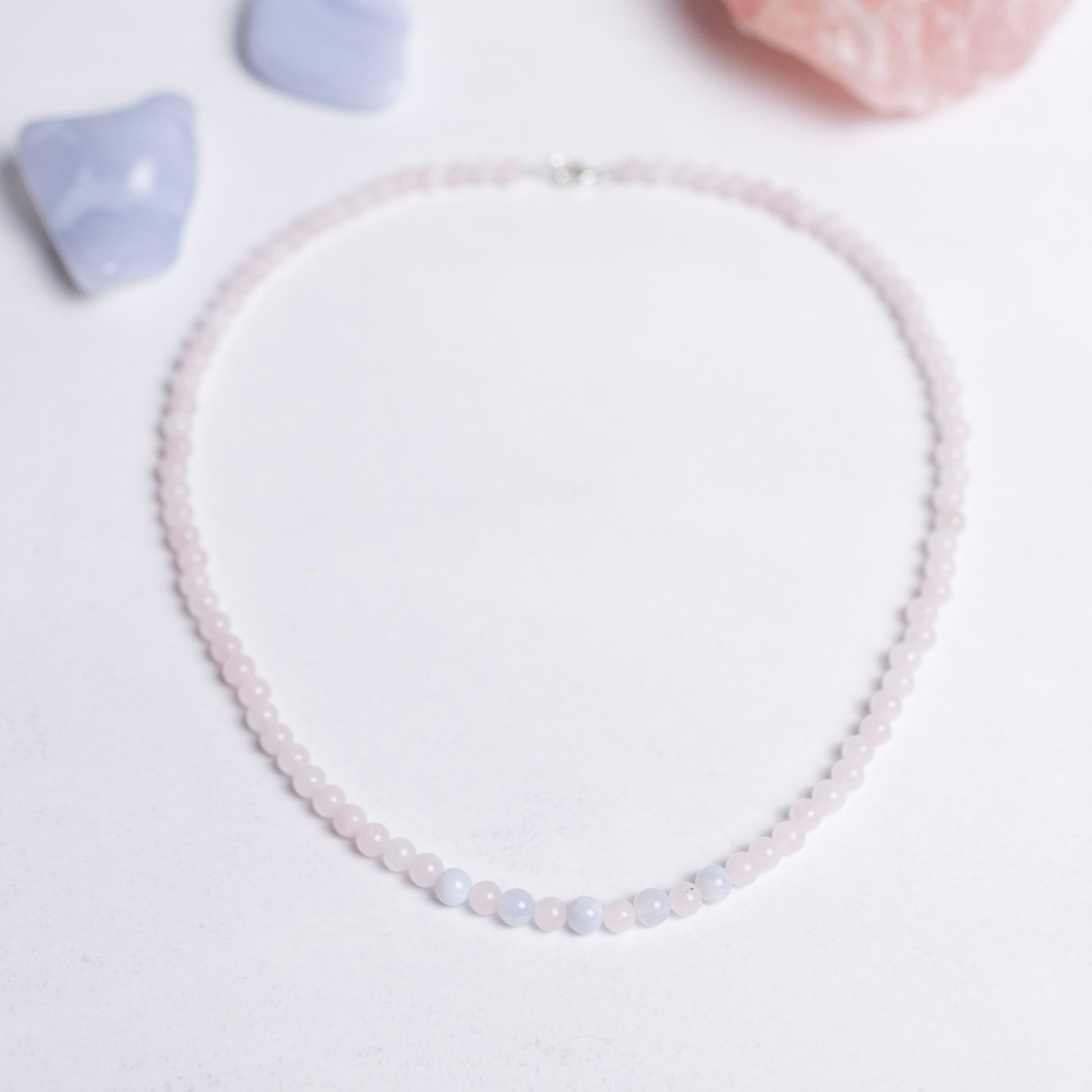 Selbstliebe Kette mit 4mm Perlen aus Rosenquarz und Chalcedon – handgefertigt, zart und voller Energie für Herz und Seele