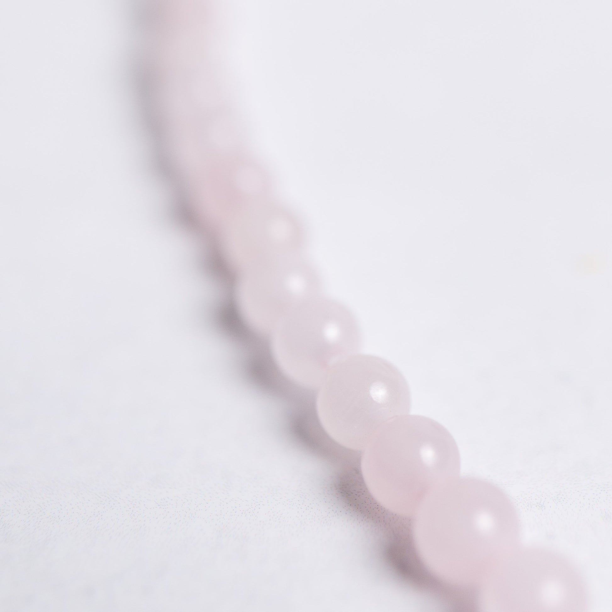 Selbstliebe Kette mit 4mm Perlen aus Rosenquarz und Chalcedon – handgefertigt, zart und voller Energie für Herz und Seele