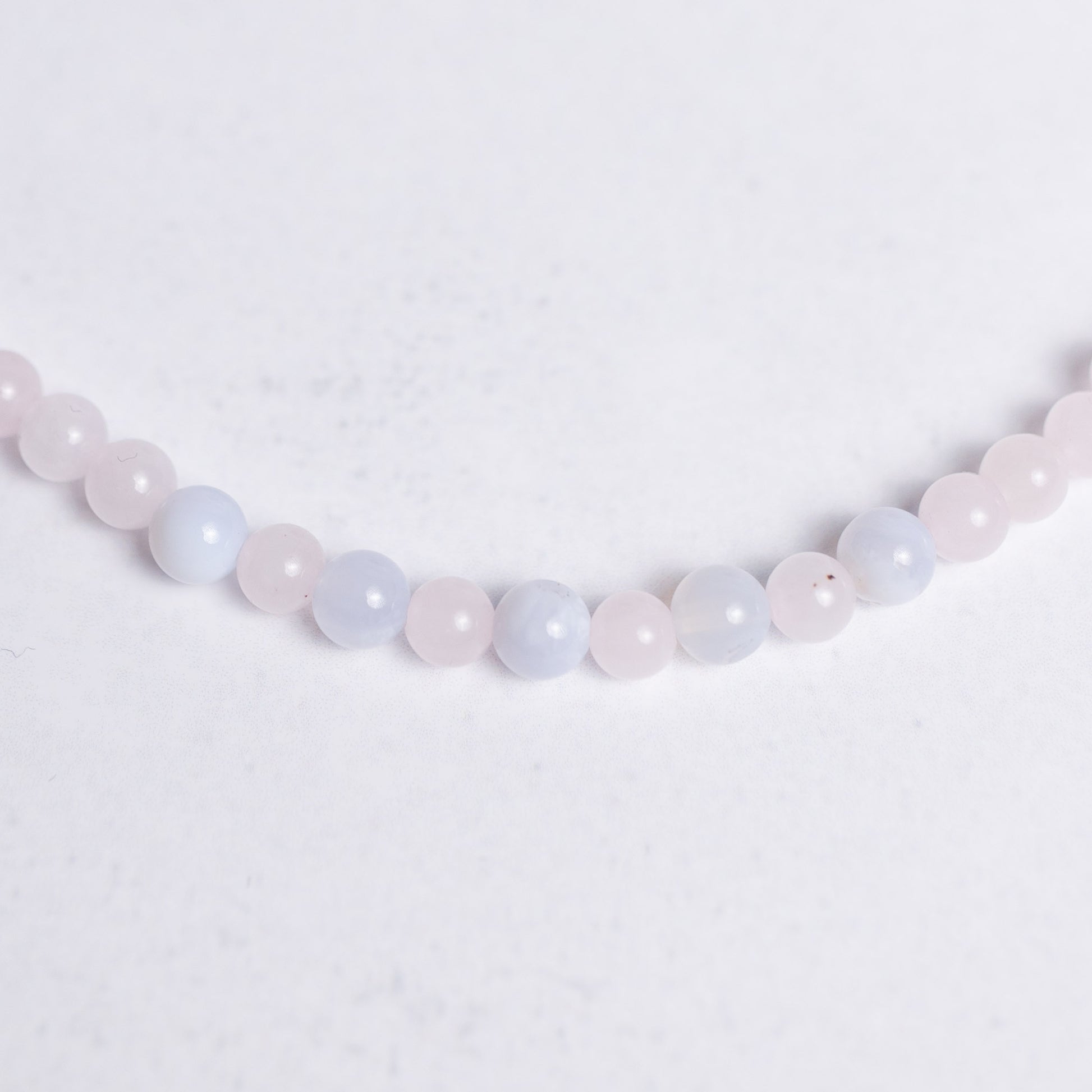 Selbstliebe Kette mit 4mm Perlen aus Rosenquarz und Chalcedon – handgefertigt, zart und voller Energie für Herz und Seele