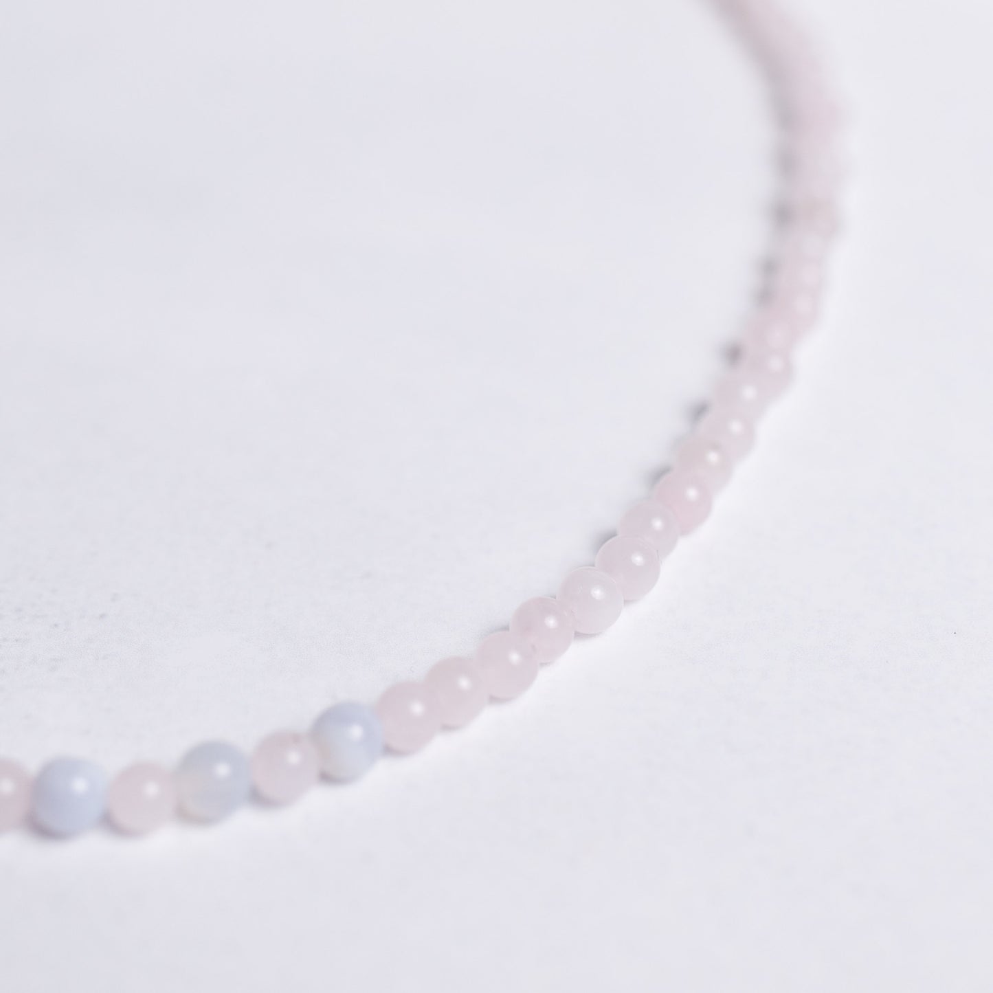 Selbstliebe Kette mit 4mm Perlen aus Rosenquarz und Chalcedon – handgefertigt, zart und voller Energie für Herz und Seele