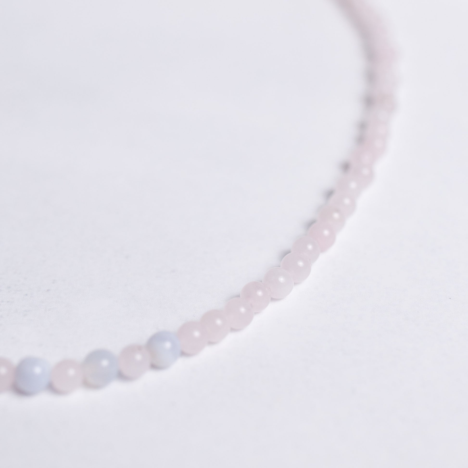 Selbstliebe Kette mit 4mm Perlen aus Rosenquarz und Chalcedon – handgefertigt, zart und voller Energie für Herz und Seele
