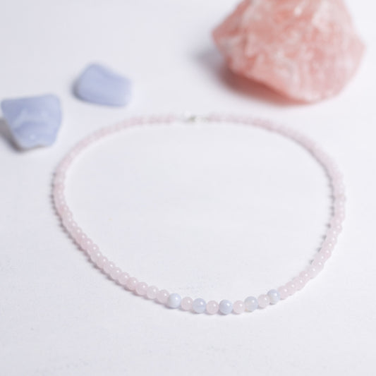 Selbstliebe Kette mit 4mm Perlen aus Rosenquarz und Chalcedon – handgefertigt, zart und voller Energie für Herz und Seele