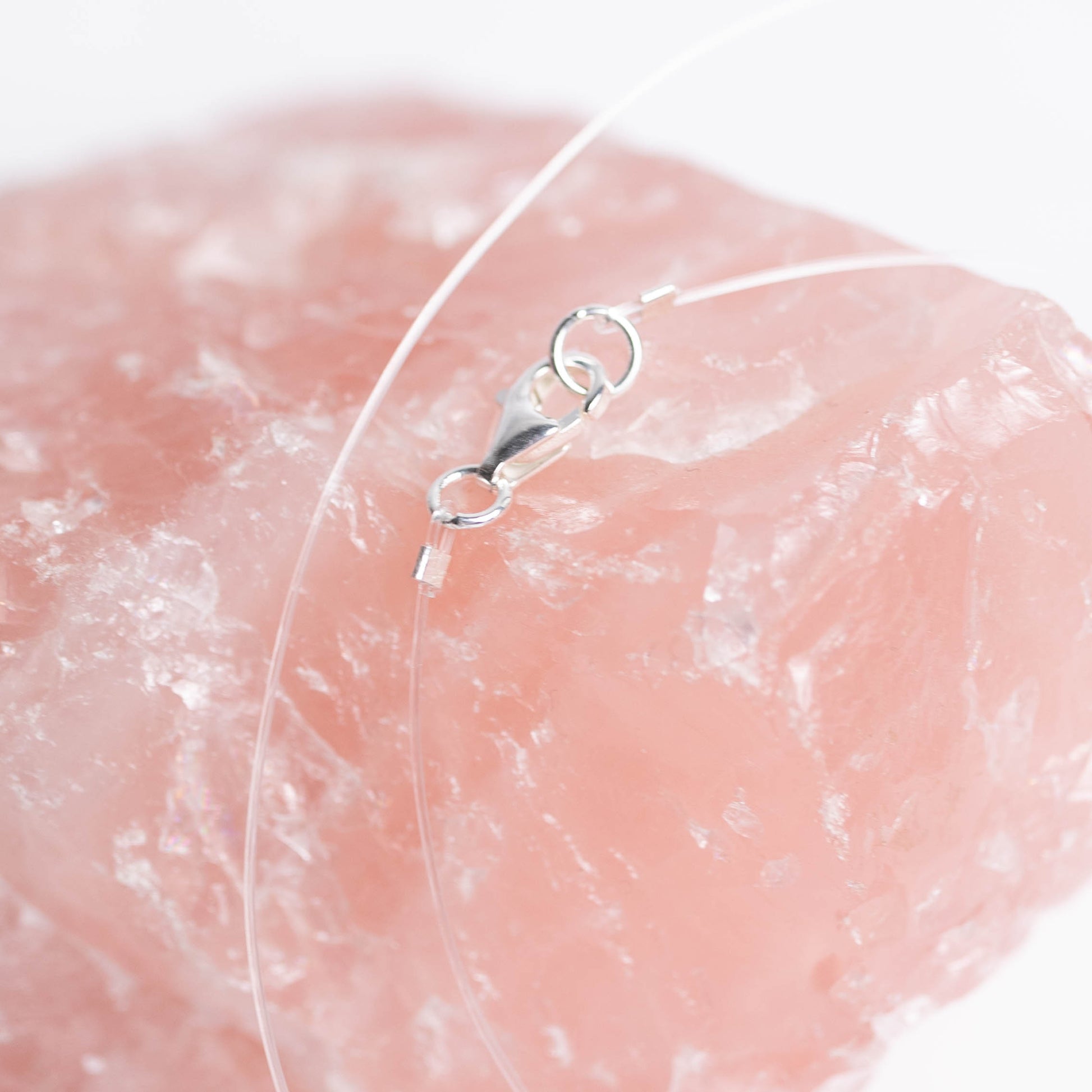 Selbstliebe Kette mit transparentem Nylonband und je einer 6mm Perle aus Rosenquarz und Chalcedon – minimalistischer Energieschmuck