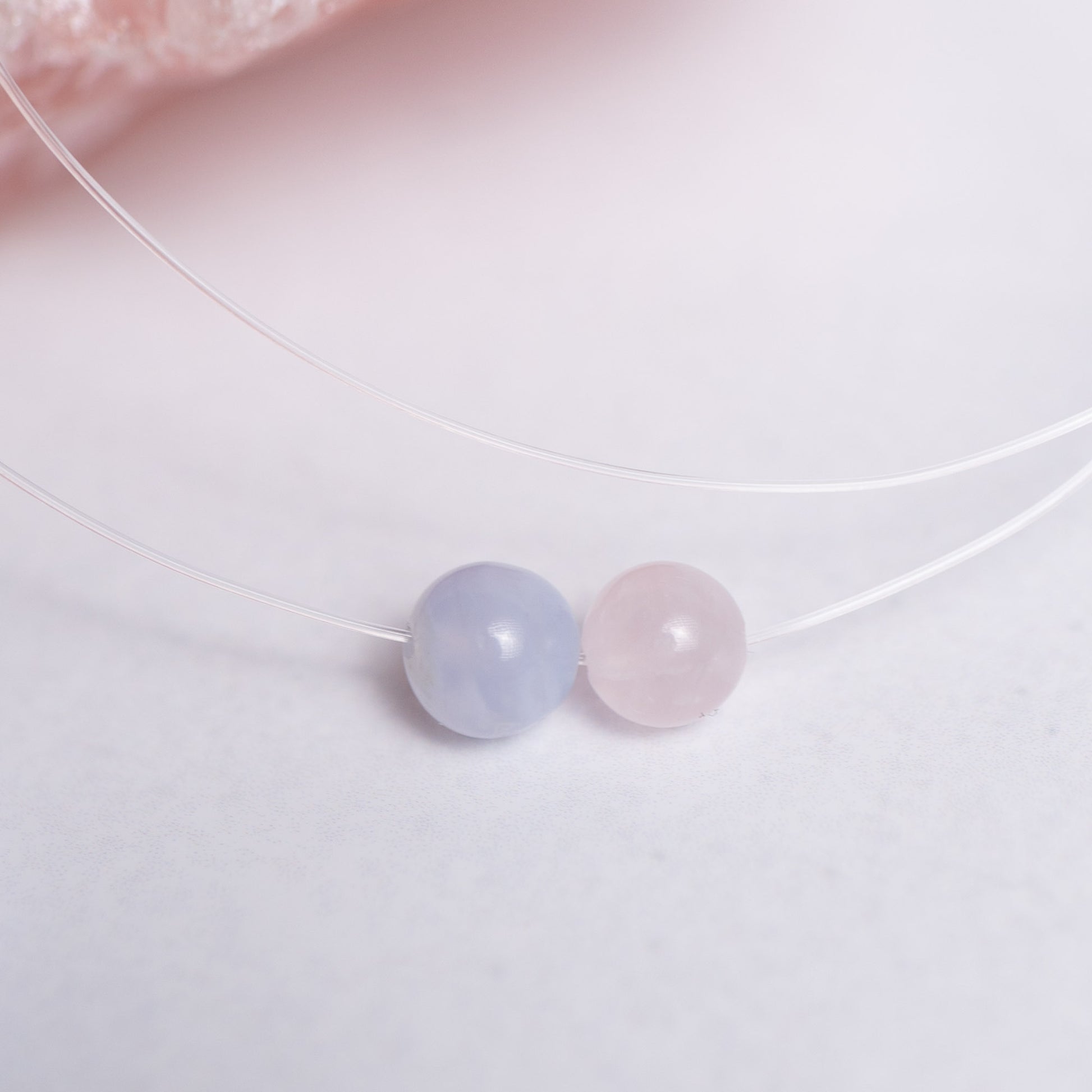 Selbstliebe Kette mit transparentem Nylonband und je einer 6mm Perle aus Rosenquarz und Chalcedon – minimalistischer Energieschmuck