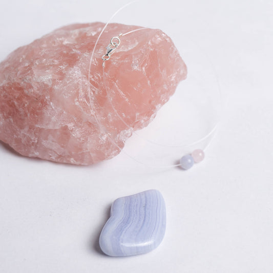 Selbstliebe Kette mit transparentem Nylonband und je einer 6mm Perle aus Rosenquarz und Chalcedon – minimalistischer Energieschmuck