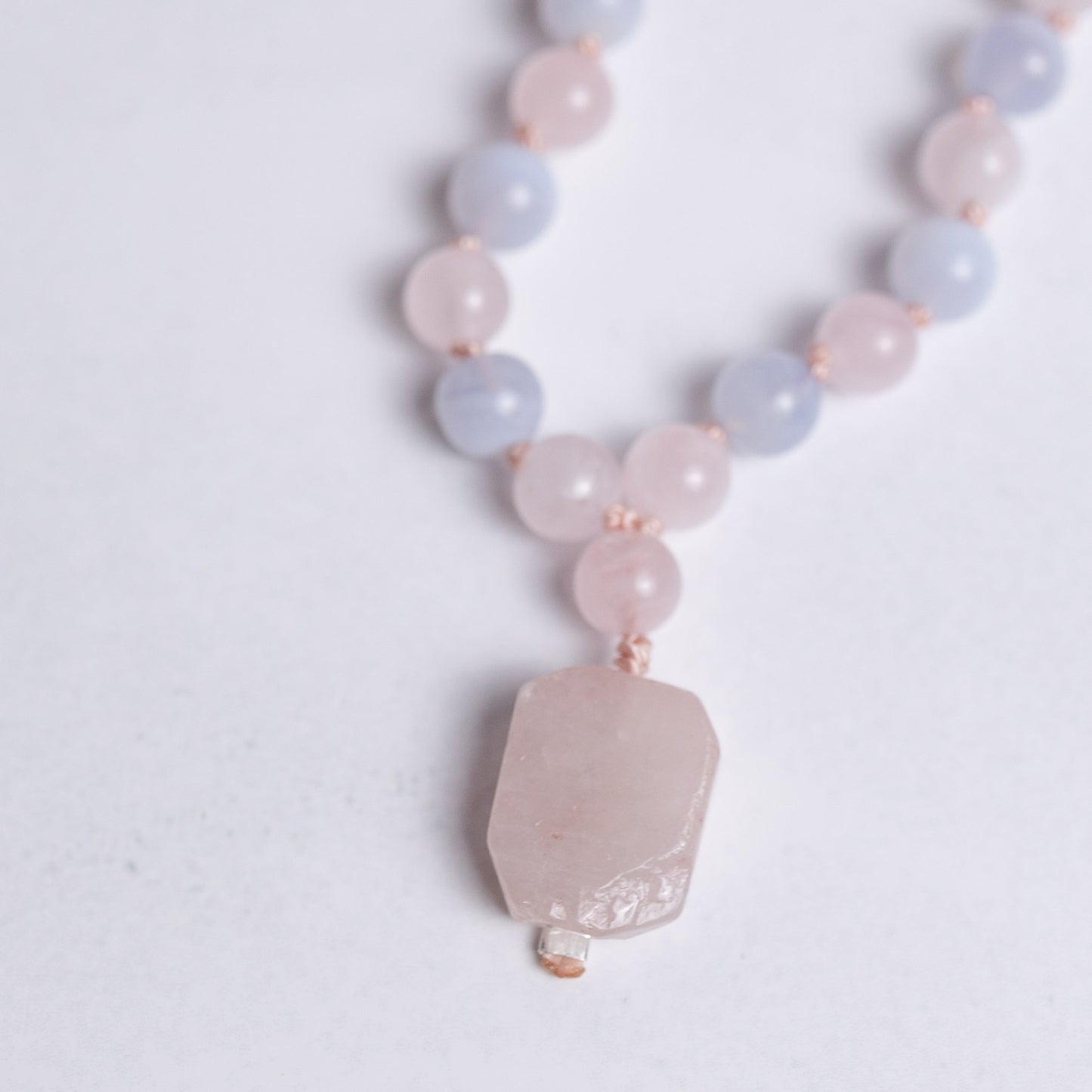Selbstliebe Mala aus Rosenquarz und Chalcedon – handgeknüpftes Schmuckstück für Liebe, Harmonie und innere Balance