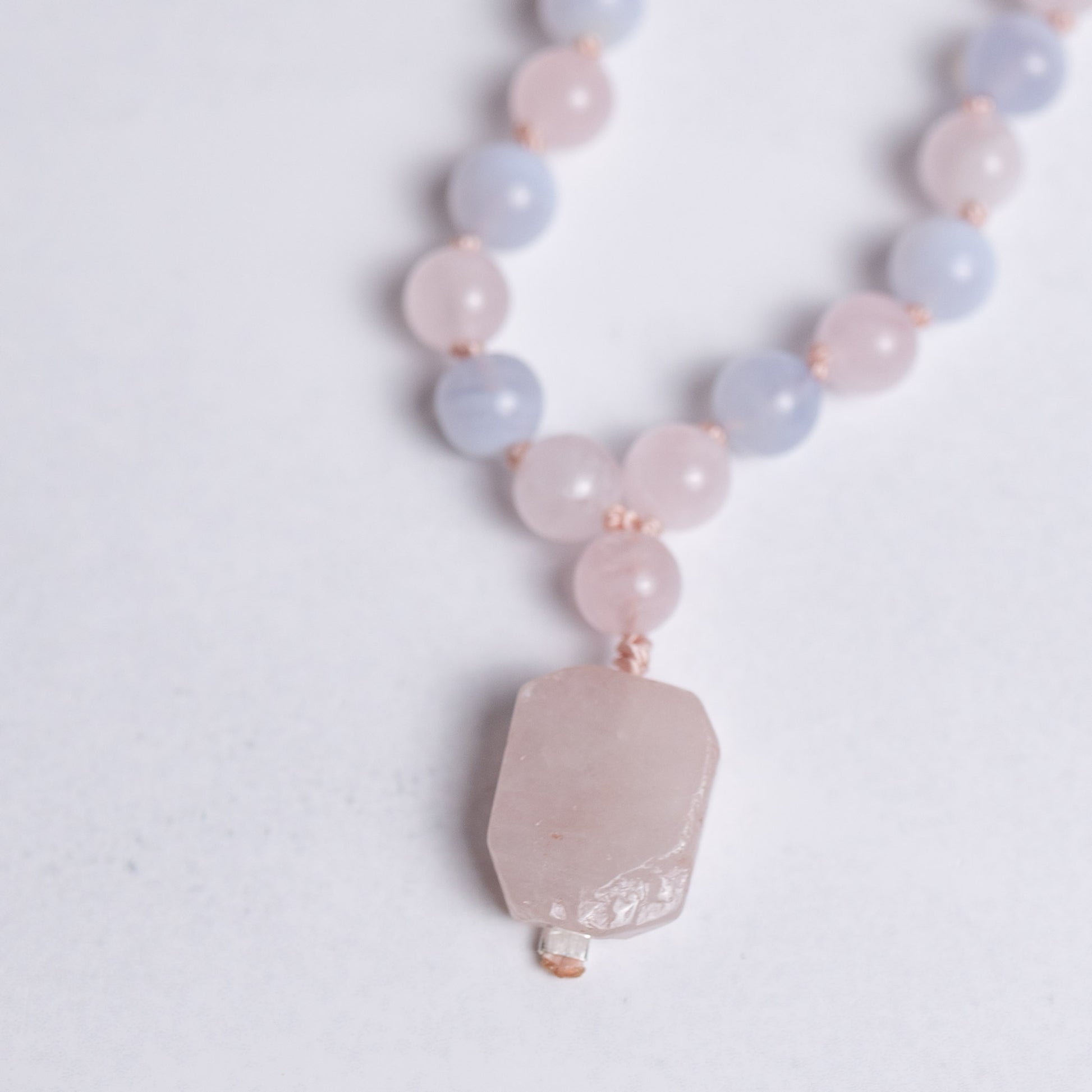 Selbstliebe Mala aus Rosenquarz und Chalcedon – handgeknüpftes Schmuckstück für Liebe, Harmonie und innere Balance