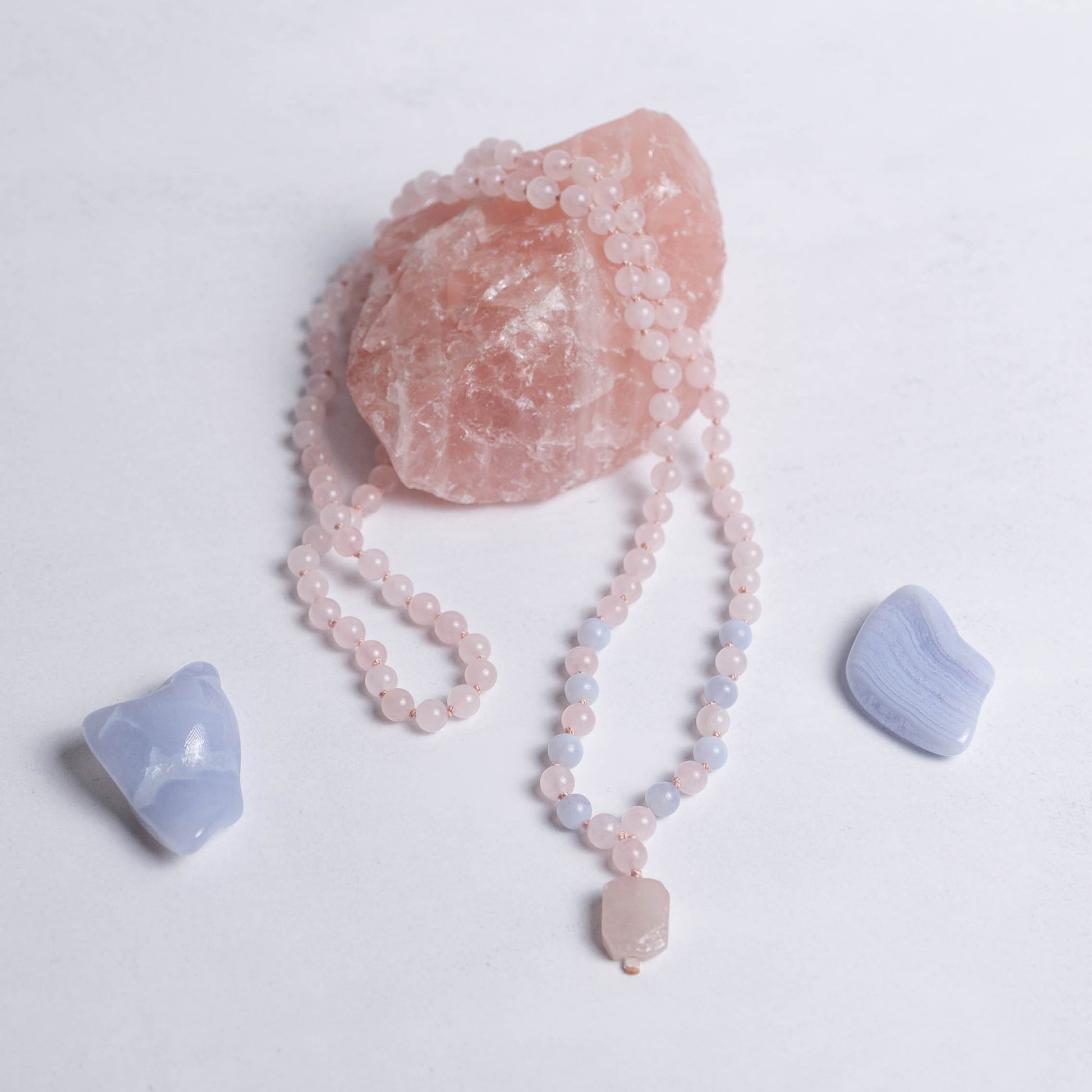 Selbstliebe Mala aus Rosenquarz und Chalcedon – handgeknüpftes Schmuckstück für Liebe, Harmonie und innere Balance