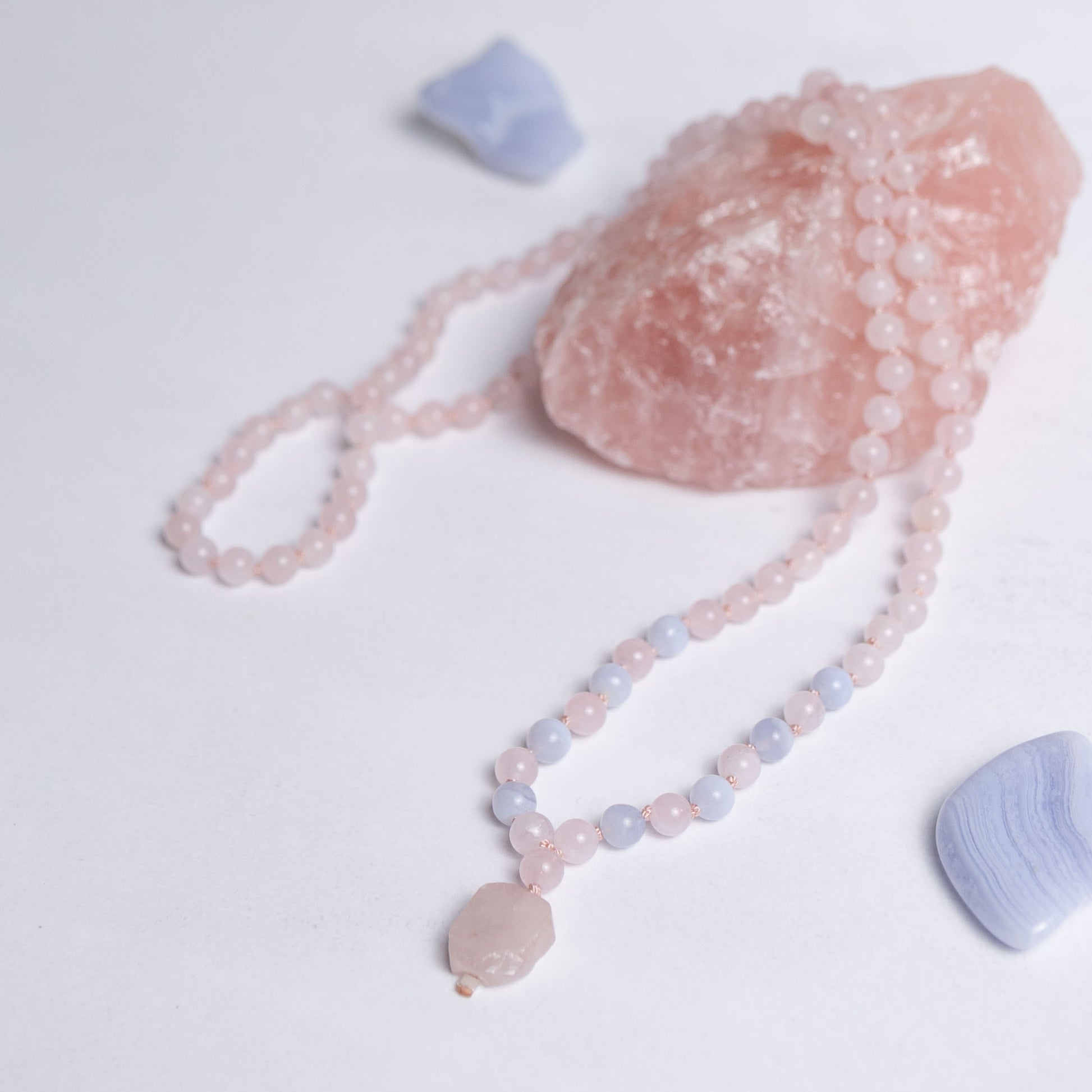 Selbstliebe Mala aus Rosenquarz und Chalcedon – handgeknüpftes Schmuckstück für Liebe, Harmonie und innere Balance