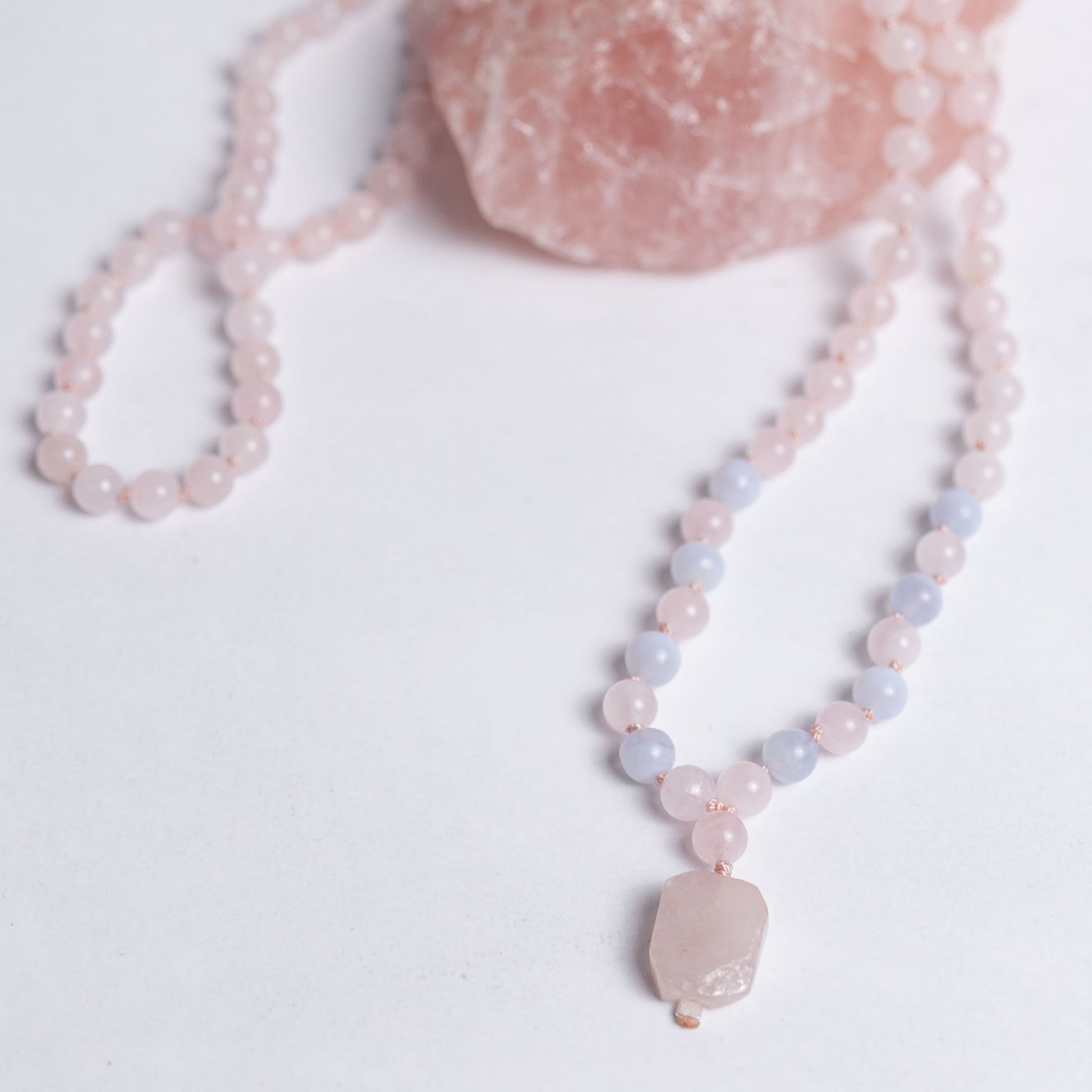 Selbstliebe Mala aus Rosenquarz und Chalcedon – handgeknüpftes Schmuckstück für Liebe, Harmonie und innere Balance