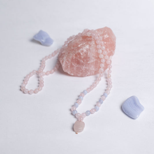 Selbstliebe Mala aus Rosenquarz und Chalcedon – handgeknüpftes Schmuckstück für Liebe, Harmonie und innere Balance