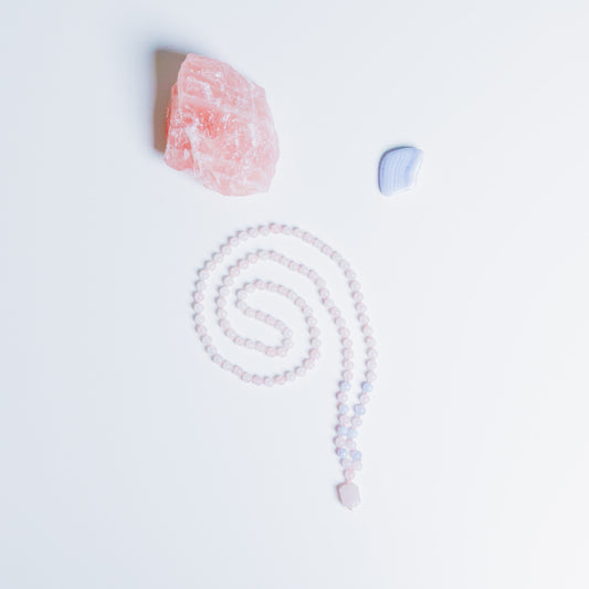 Selbstliebe – Mala mit Rosenquarz und Chalcedon – handgefertigt in München | MOONLIGHT Edelsteine