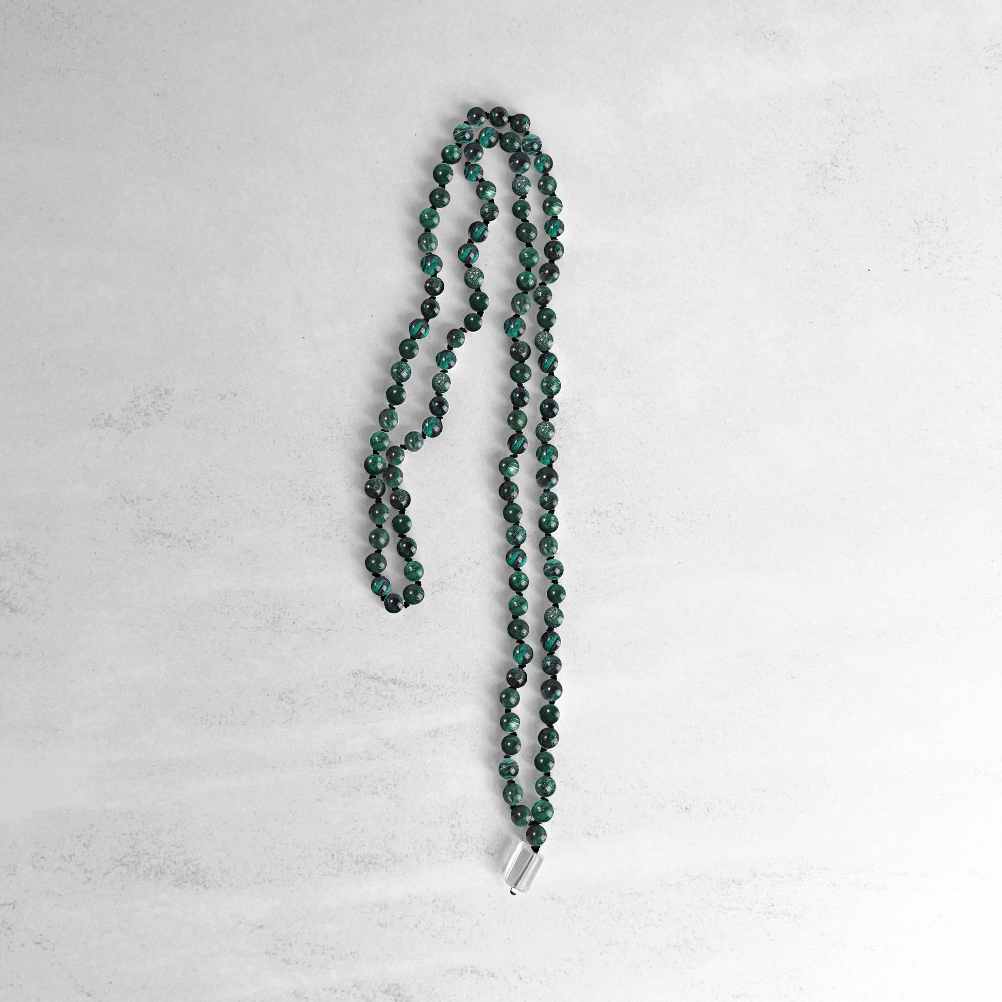 Exklusive Smaragd Mala der Royal Edition – handgefertigter Edelstein-Schmuck für Herzöffnung, Wachstum und Lebenskraft.