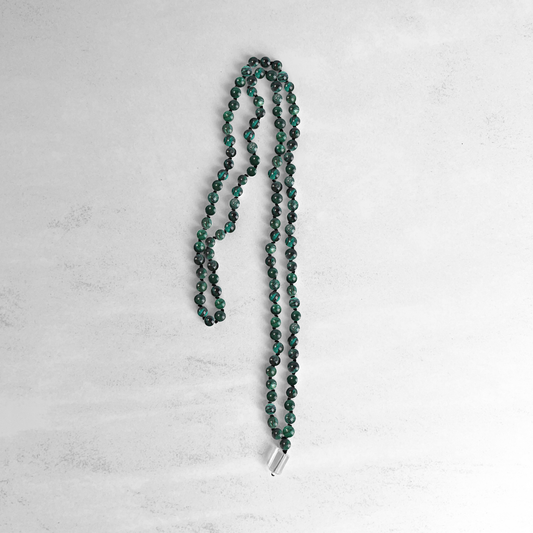 Exklusive Smaragd Mala der Royal Edition – handgefertigter Edelstein-Schmuck für Herzöffnung, Wachstum und Lebenskraft.