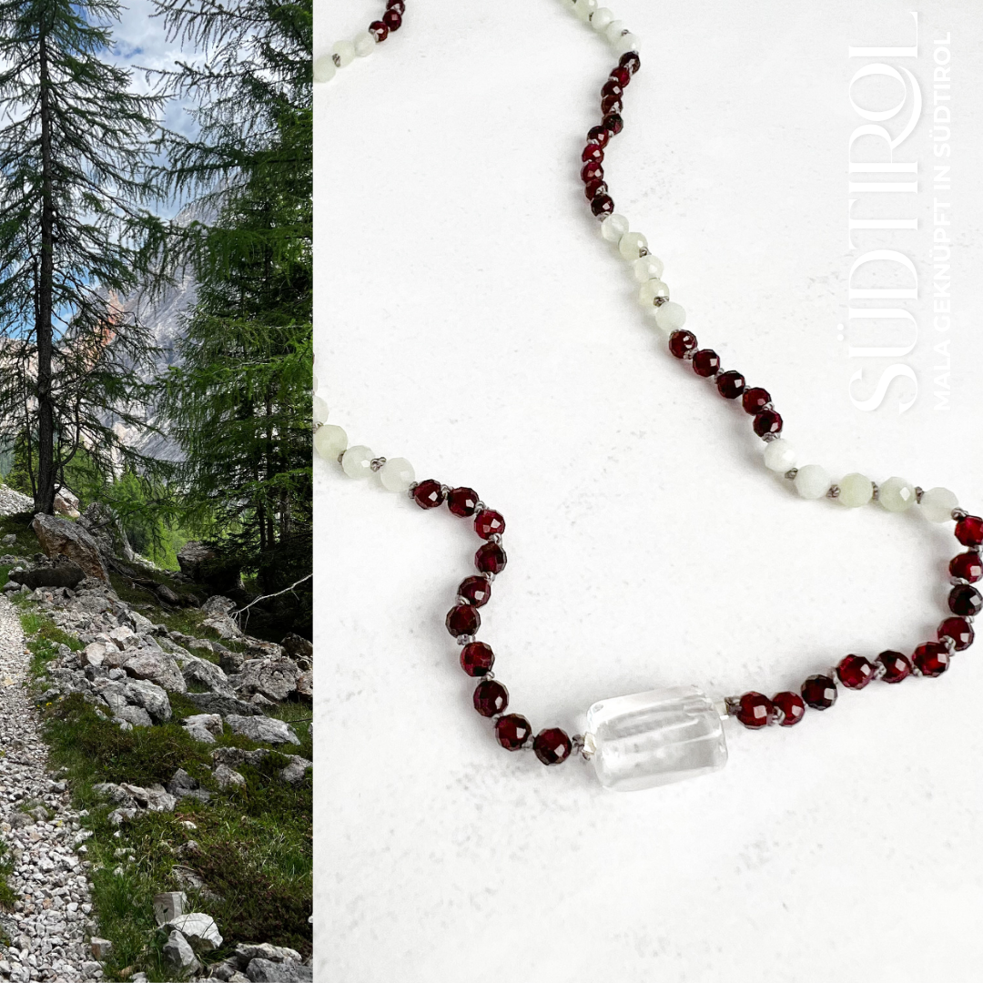 Handgefertigte Südtirol-Mala mit Granat und Jade. Edelstein-Schmuck für Leidenschaft, Erdung & tiefe Verbundenheit mit der Natur.