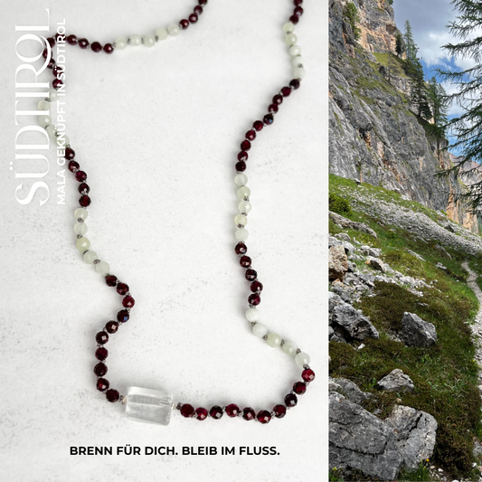 Handgefertigte Südtirol-Mala mit Granat und Jade. Edelstein-Schmuck für Leidenschaft, Erdung & tiefe Verbundenheit mit der Natur.