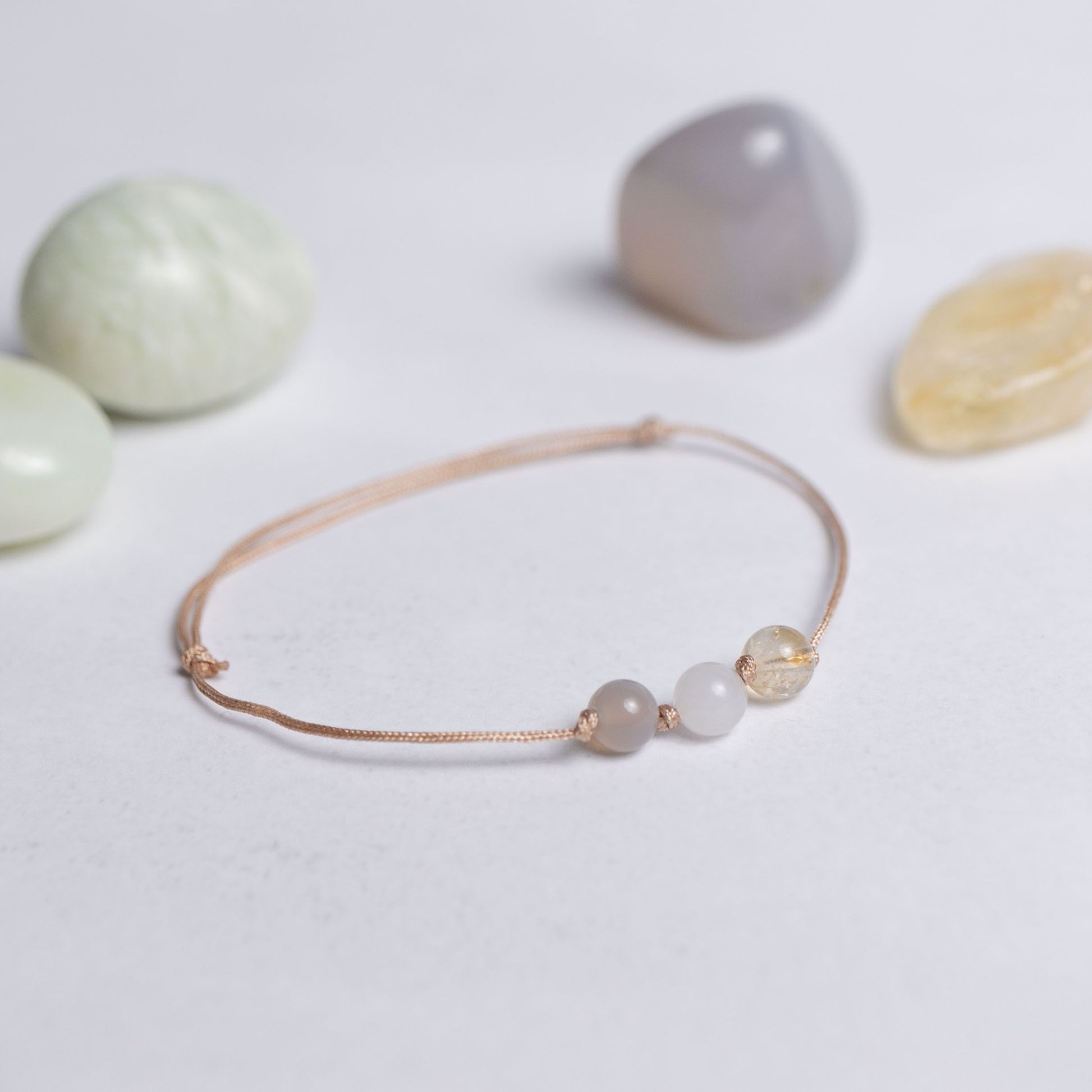 Surf die Welle Armband mit Nylonband und je einer 6mm Perle aus Achat, Jade und Citrin – leichter Schmuck voller Energie, Vertrauen und Freude