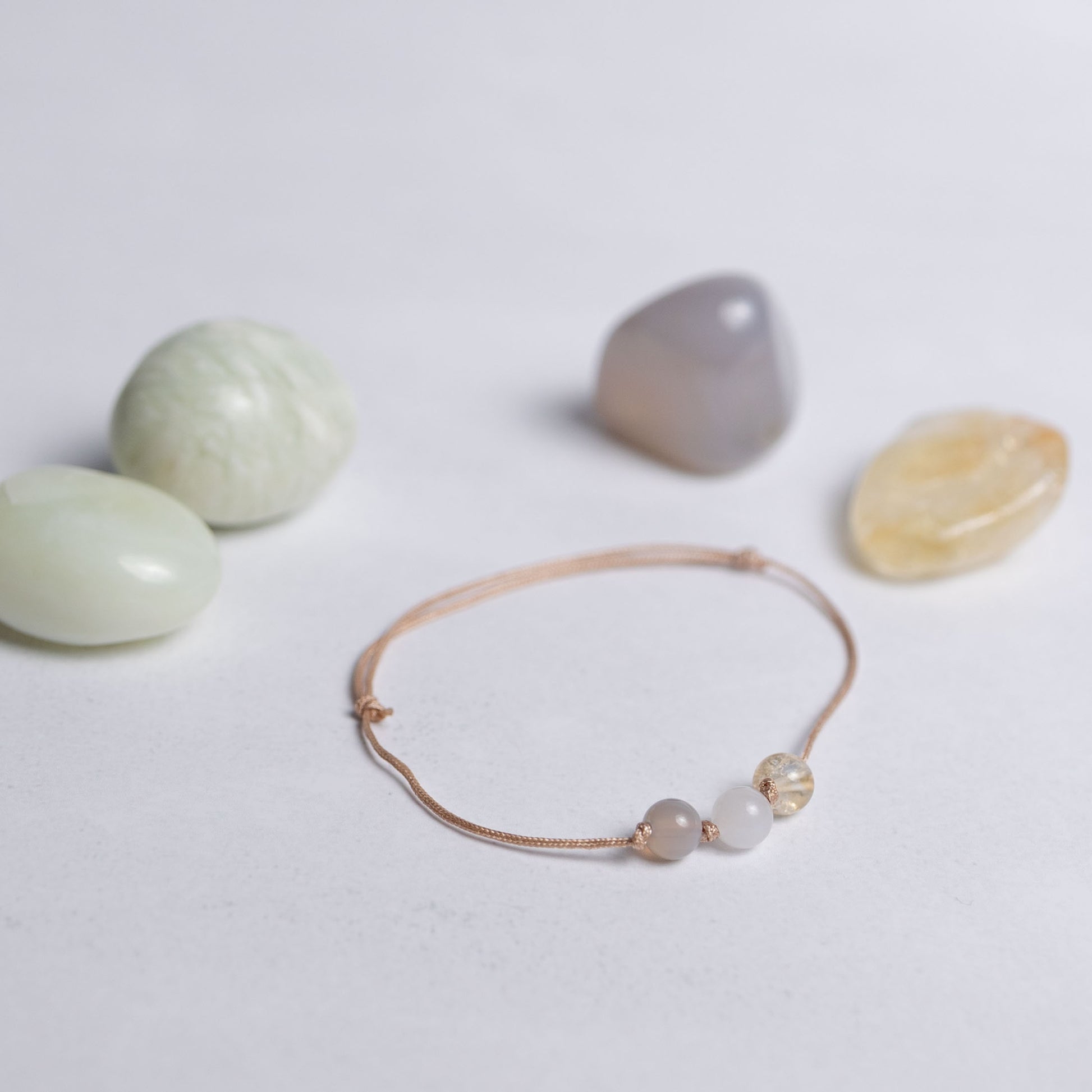 Surf die Welle Armband mit Nylonband und je einer 6mm Perle aus Achat, Jade und Citrin – leichter Schmuck voller Energie, Vertrauen und Freude