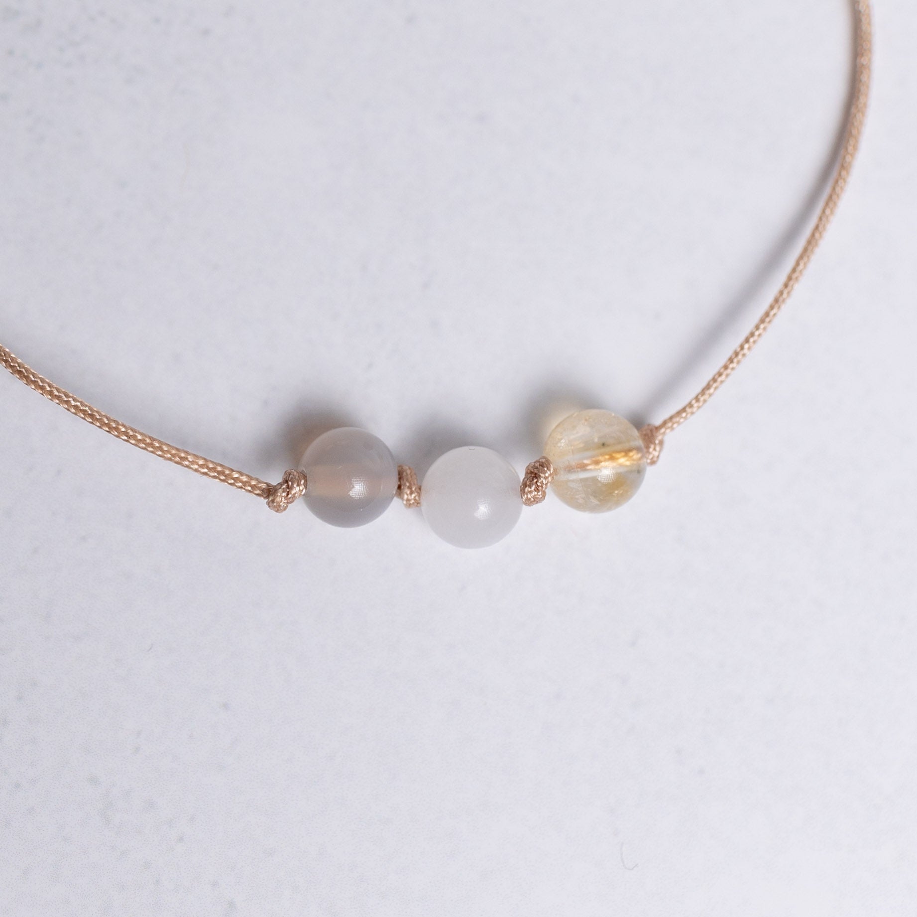 Surf die Welle Armband mit Nylonband und je einer 6mm Perle aus Achat, Jade und Citrin – leichter Schmuck voller Energie, Vertrauen und Freude
