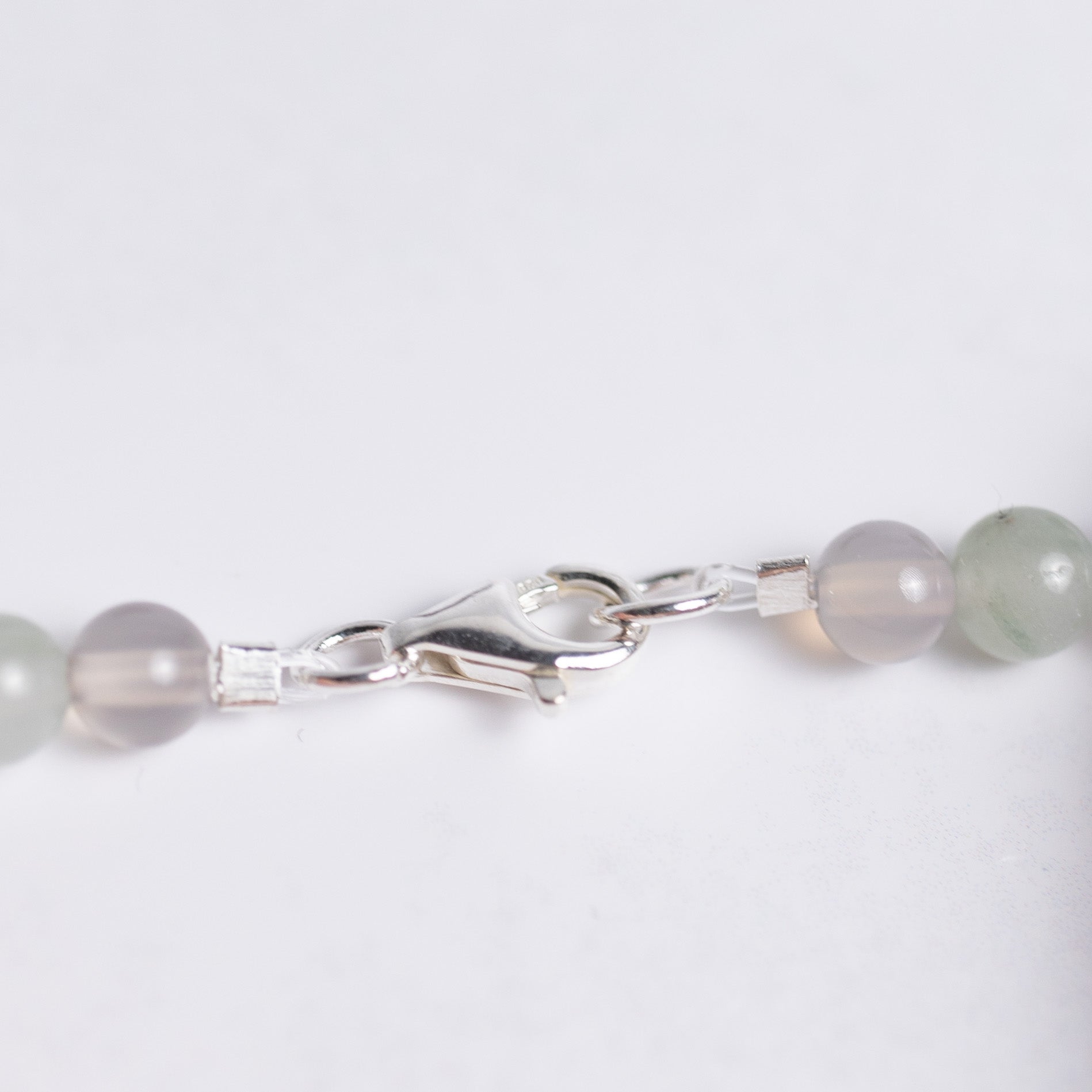 Surf die Welle Kette mit 4mm Perlen aus Achat, Jade und Citrin – feiner Edelsteinschmuck für Balance, Vertrauen und Lebensfreude