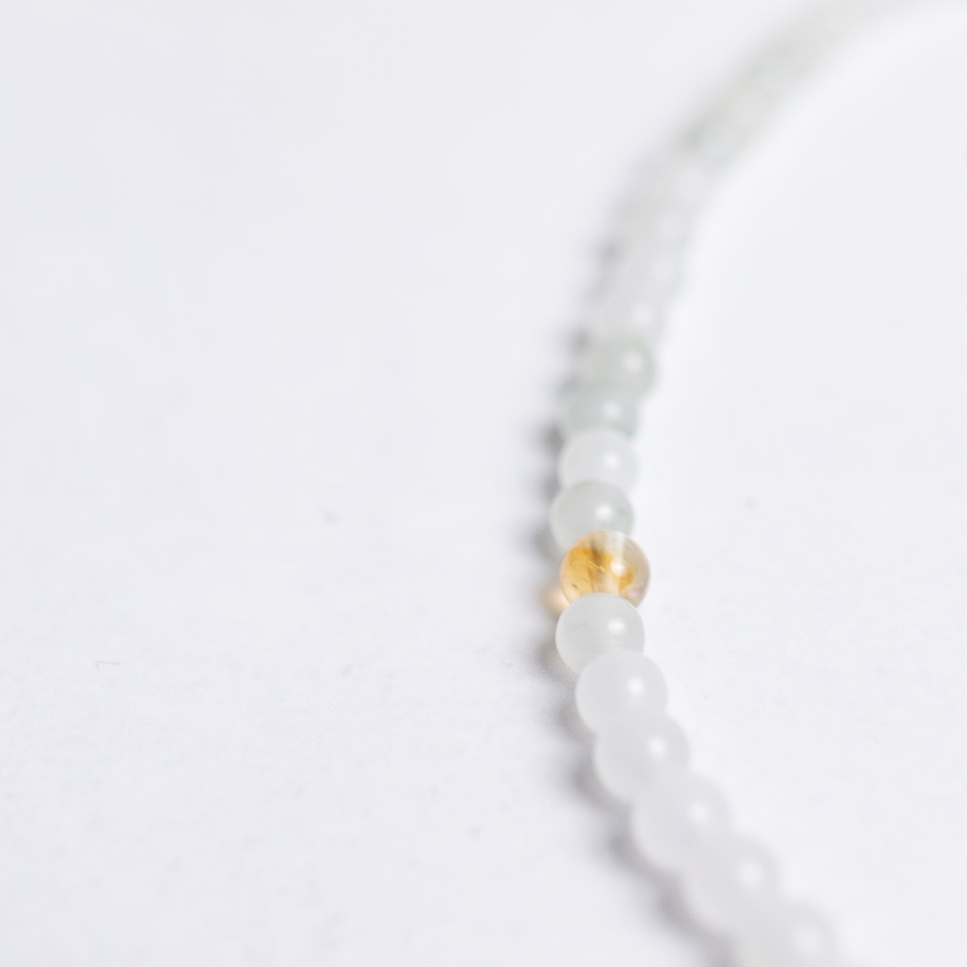 Surf die Welle Kette mit 4mm Perlen aus Achat, Jade und Citrin – feiner Edelsteinschmuck für Balance, Vertrauen und Lebensfreude