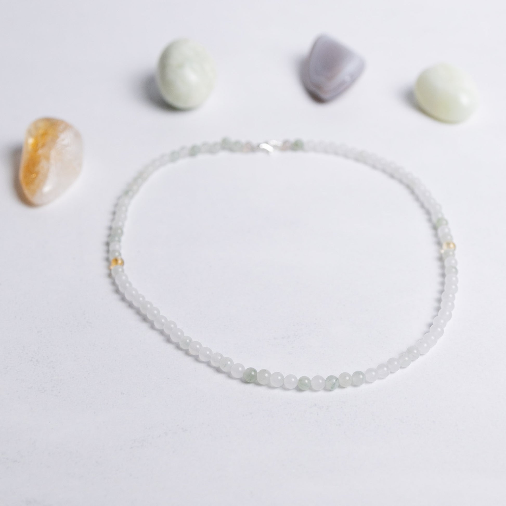 Surf die Welle Kette mit 4mm Perlen aus Achat, Jade und Citrin – feiner Edelsteinschmuck für Balance, Vertrauen und Lebensfreude