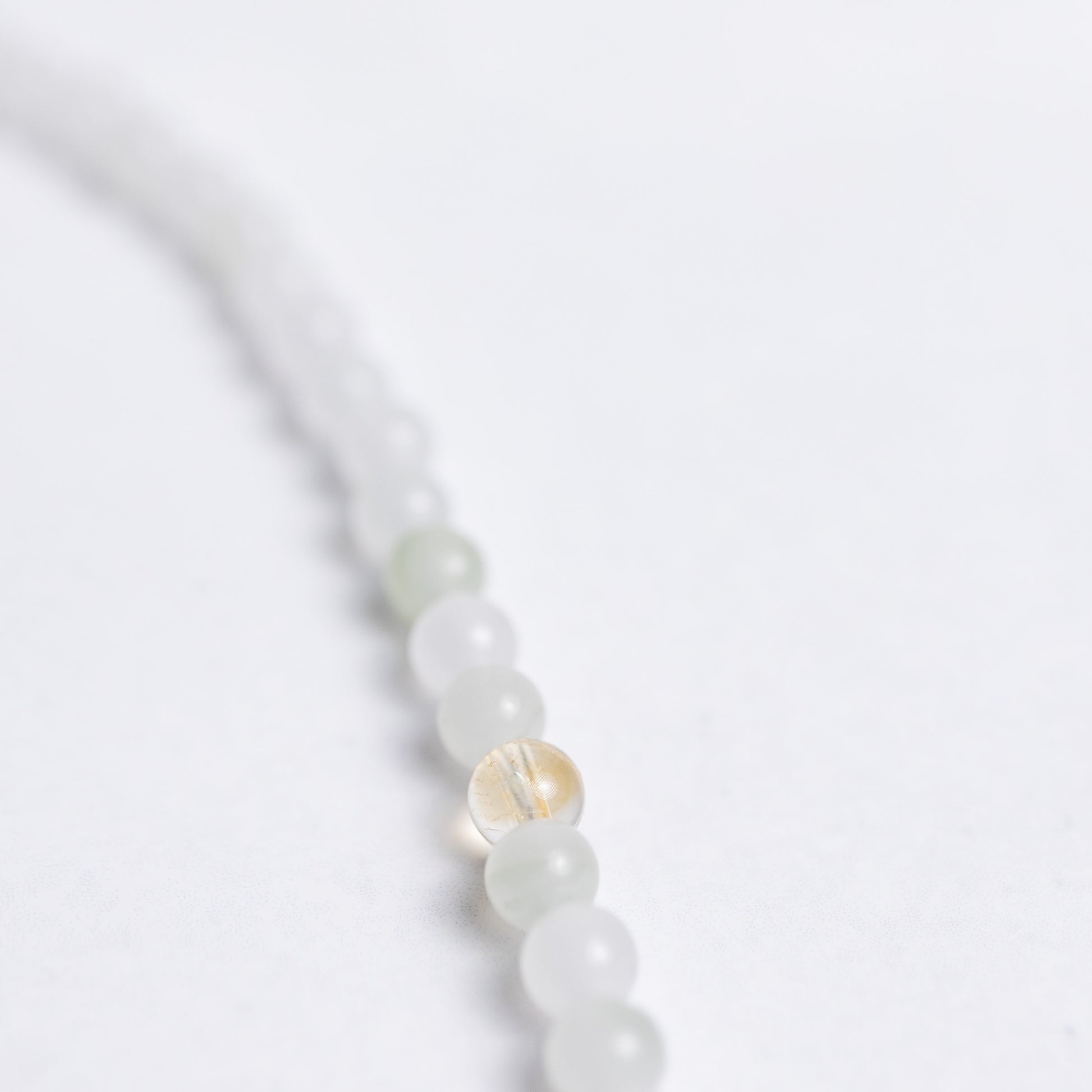Surf die Welle Kette mit 4mm Perlen aus Achat, Jade und Citrin – feiner Edelsteinschmuck für Balance, Vertrauen und Lebensfreude