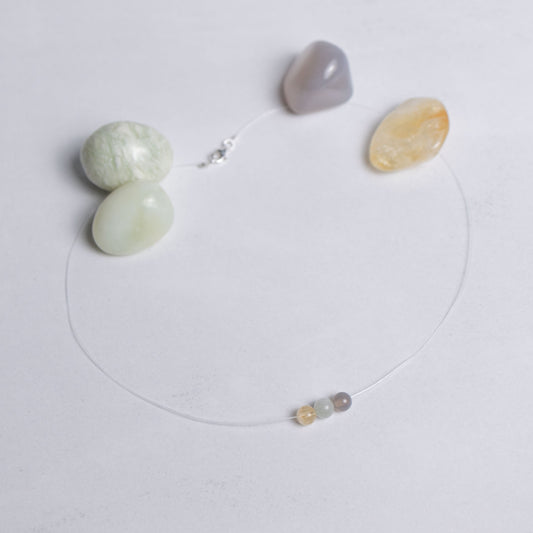 Surf die Welle Kette mit transparentem Nylonband und je einer 6mm Perle aus Achat, Jade und Citrin – stilvoller Begleiter für Energie und Harmonie