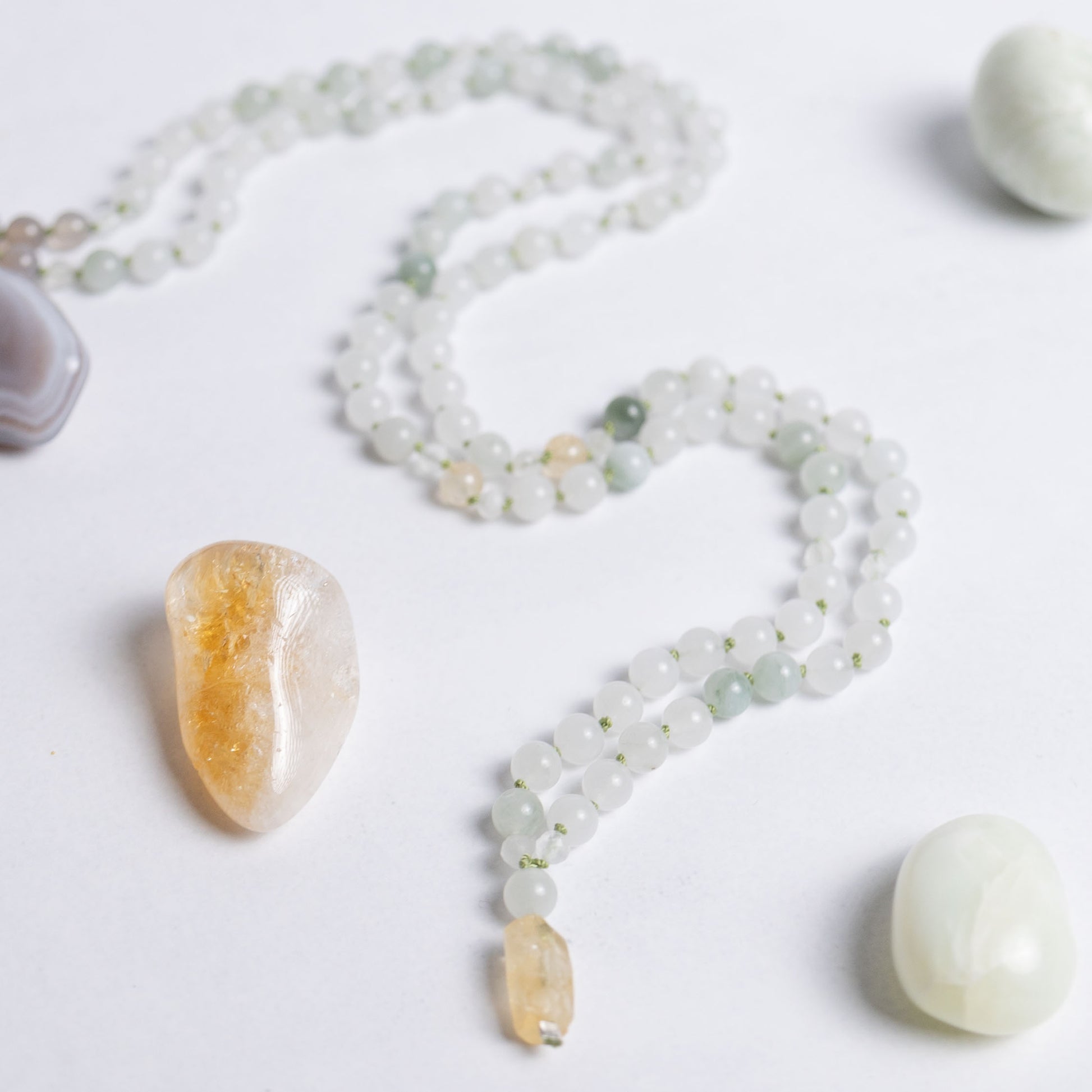 Surf die Welle Mala aus Achat, Jade und Citrin – handgefertigt für Vertrauen, Balance und sonnige Lebensenergie