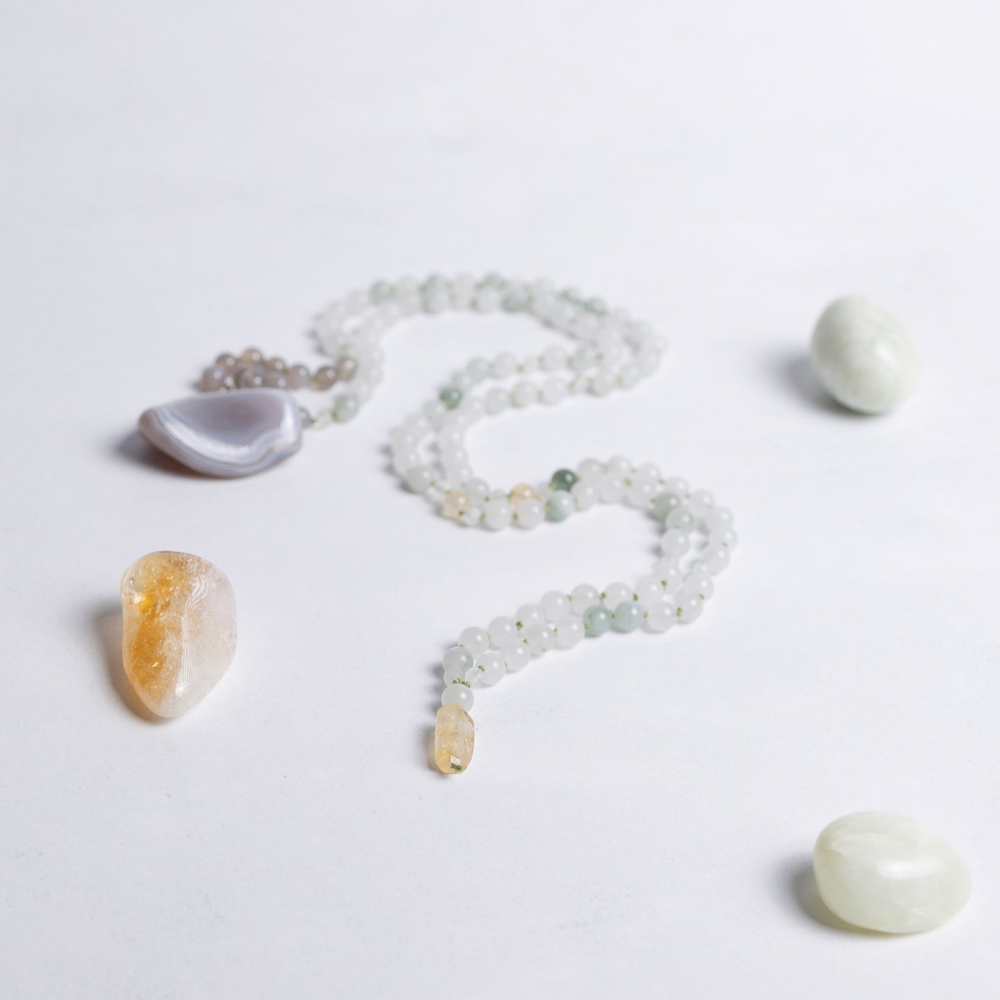 Surf die Welle Mala aus Achat, Jade und Citrin – handgefertigt für Vertrauen, Balance und sonnige Lebensenergie