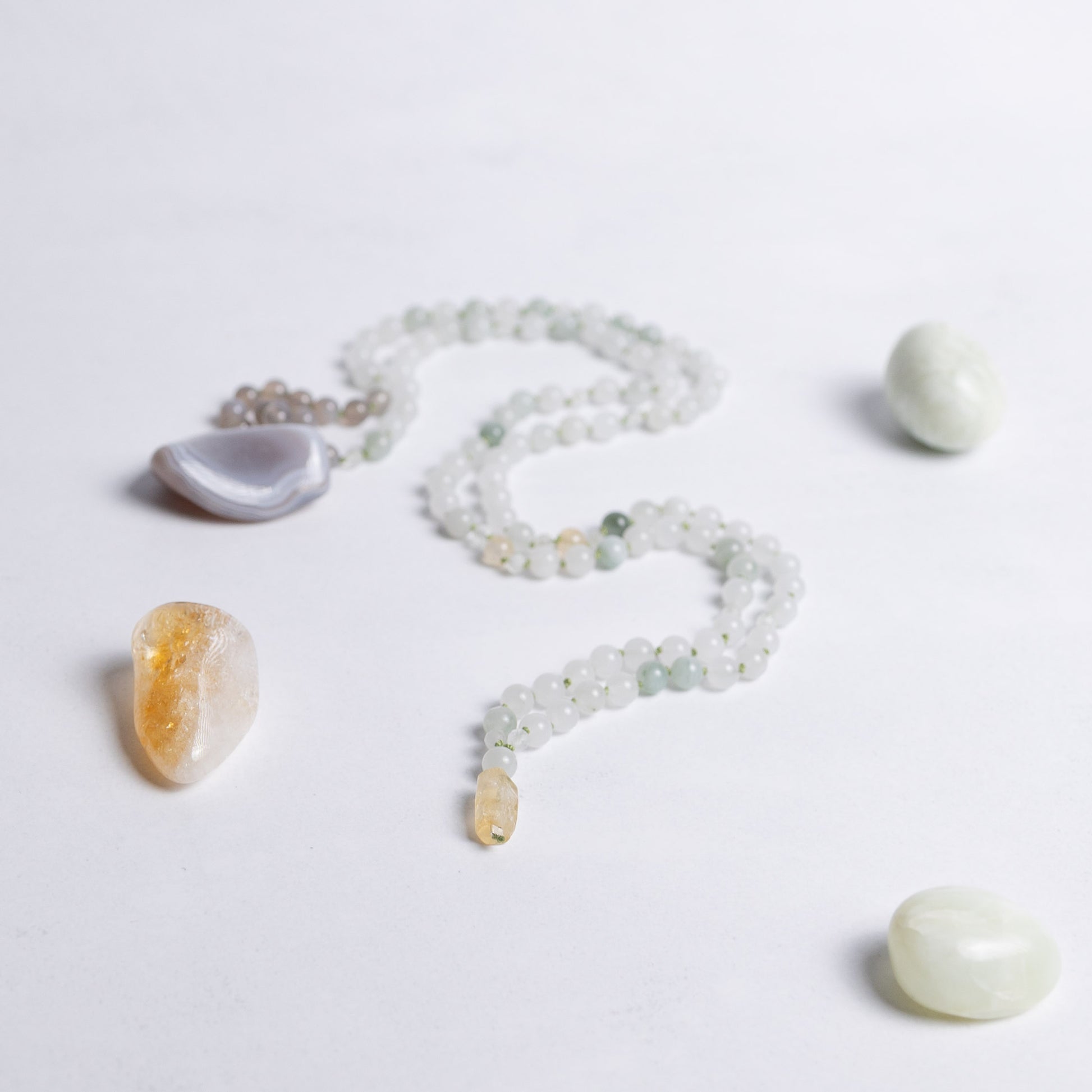 Surf die Welle Mala aus Achat, Jade und Citrin – handgefertigt für Vertrauen, Balance und sonnige Lebensenergie