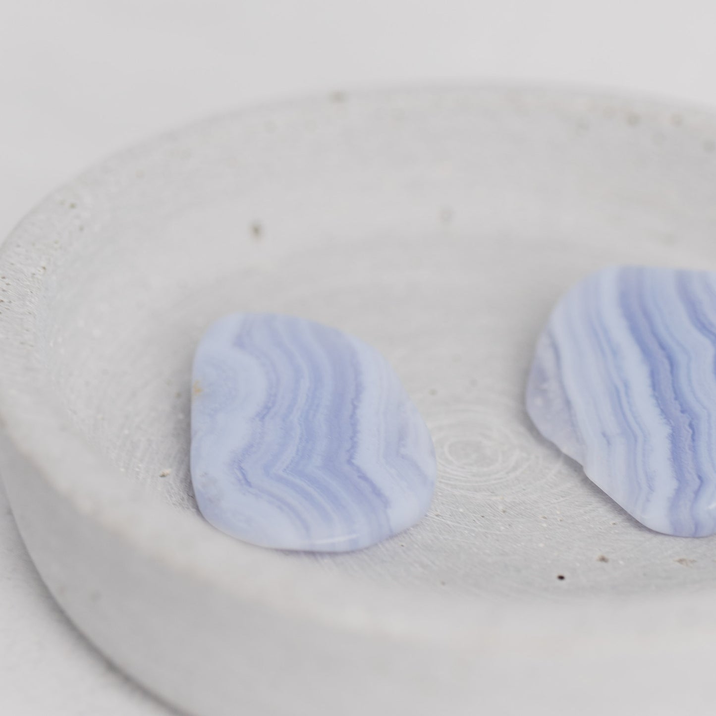 Trommelstein Chalcedon – stärkt deine Stimme, Ausdruck & Kommunikation.
