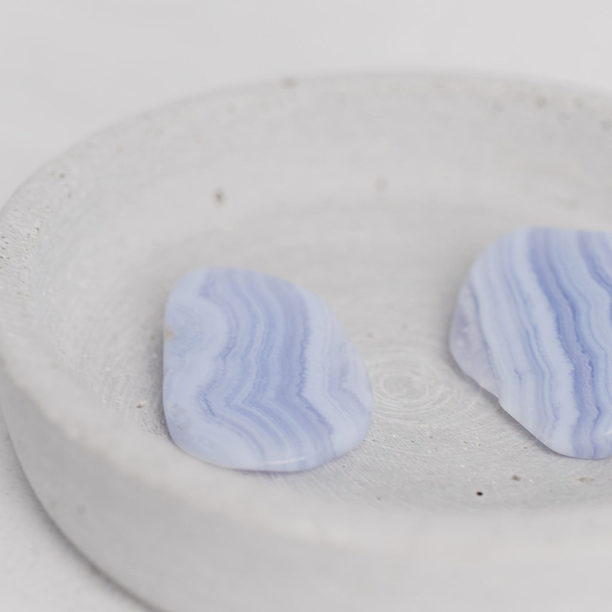 Trommelstein Chalcedon – stärkt deine Stimme, Ausdruck & Kommunikation.